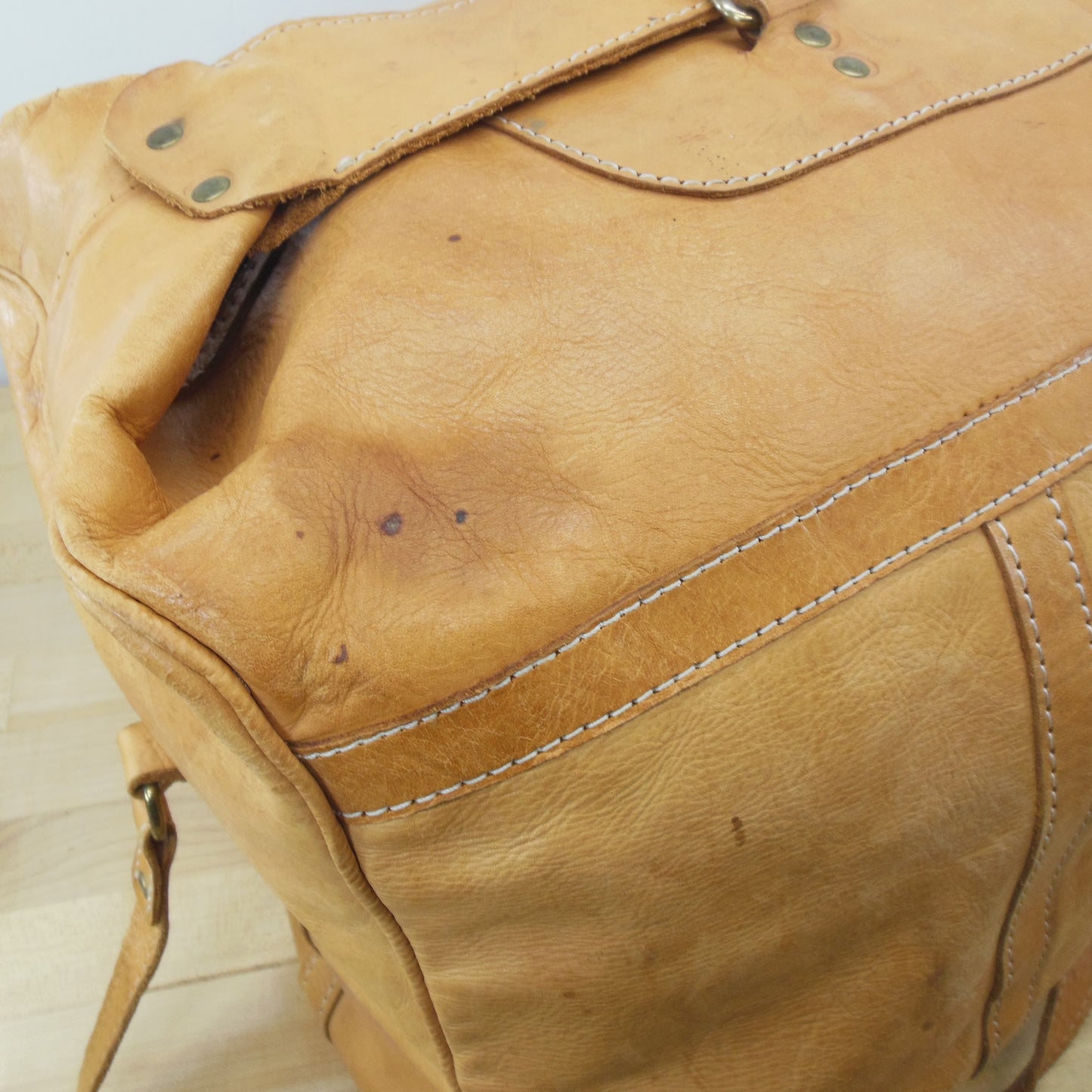 MR Canoa Industria Argentina Natural Leather Large Duffel Travel Bag Stain 1