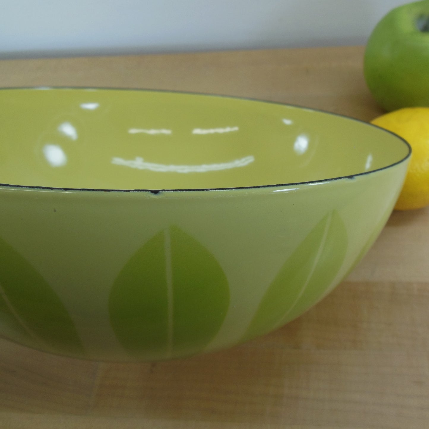 Cathrineholm Norway Enamelware Bowl Rare Green Lime Yellow Lemon Lotus 9" Used