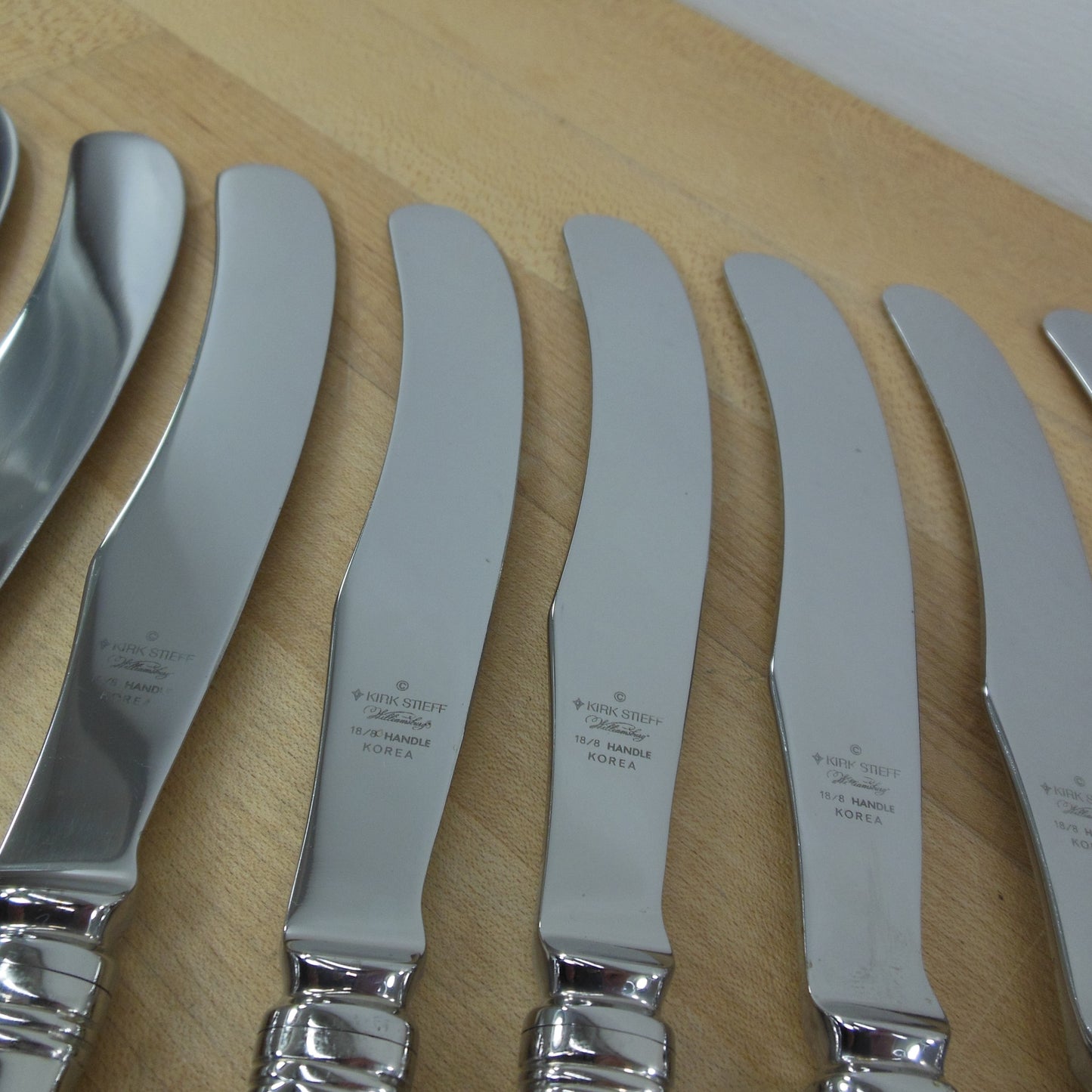 Kirk Stieff Williamsburg Royal Shell Stainless Flatware - 8 Set Dinner Knives used