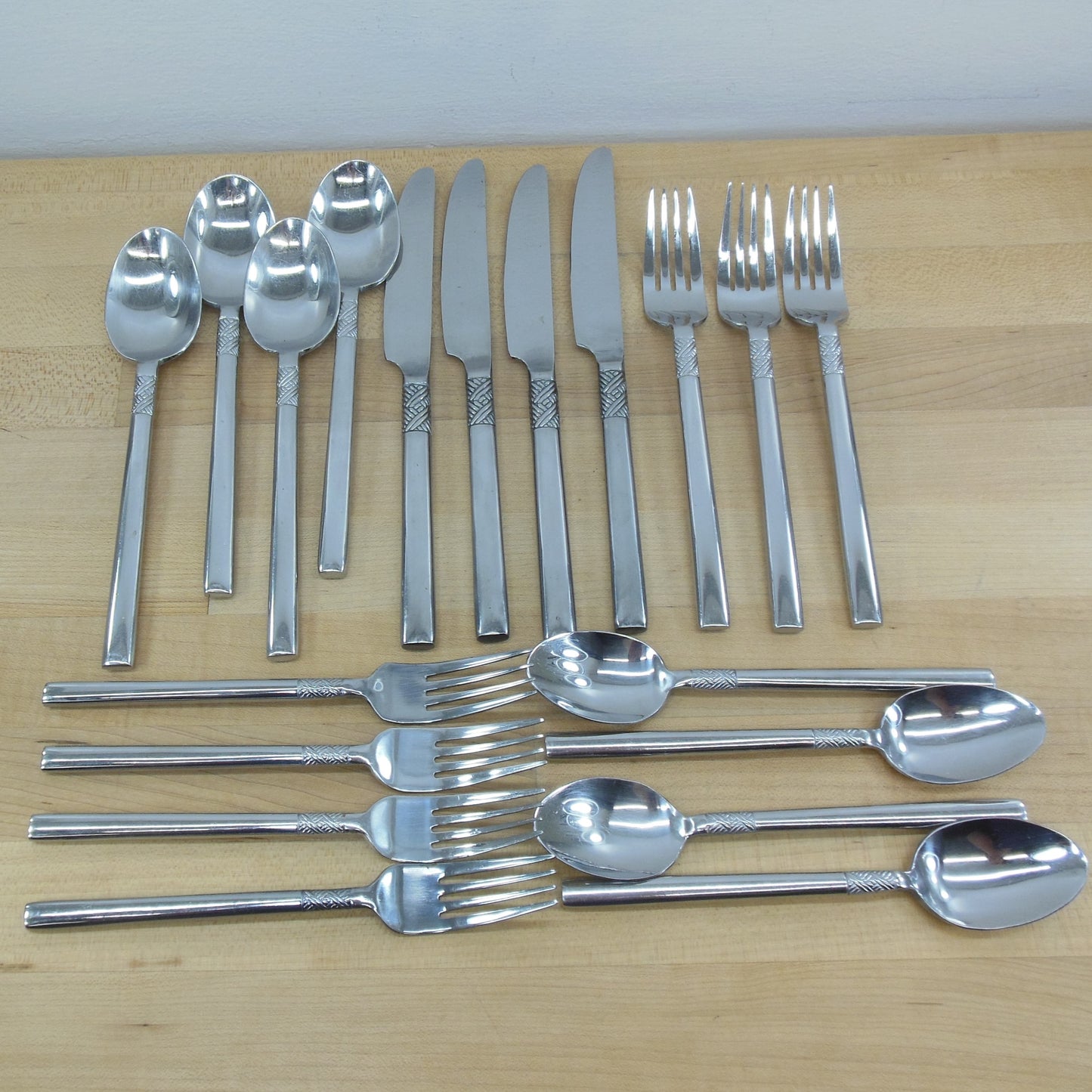Hampton Silversmiths Stainless HSV175 Flatware Basket Weave Band 19 Pieces