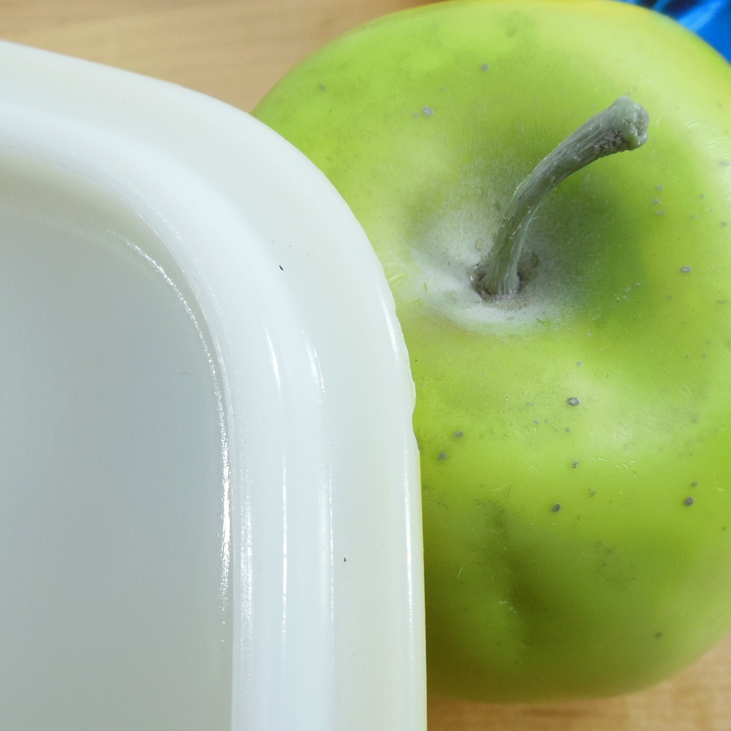 Pyrex Glass Yellow Hostess 2-1/2 Qt. Lidded Bowl Casserole 525B-025 Chip