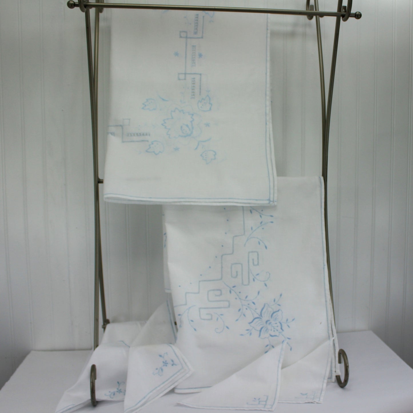 Small Blue White 2 Table Cloths Matching Napkins Mid Century Classic Design bright white pale blue lovely