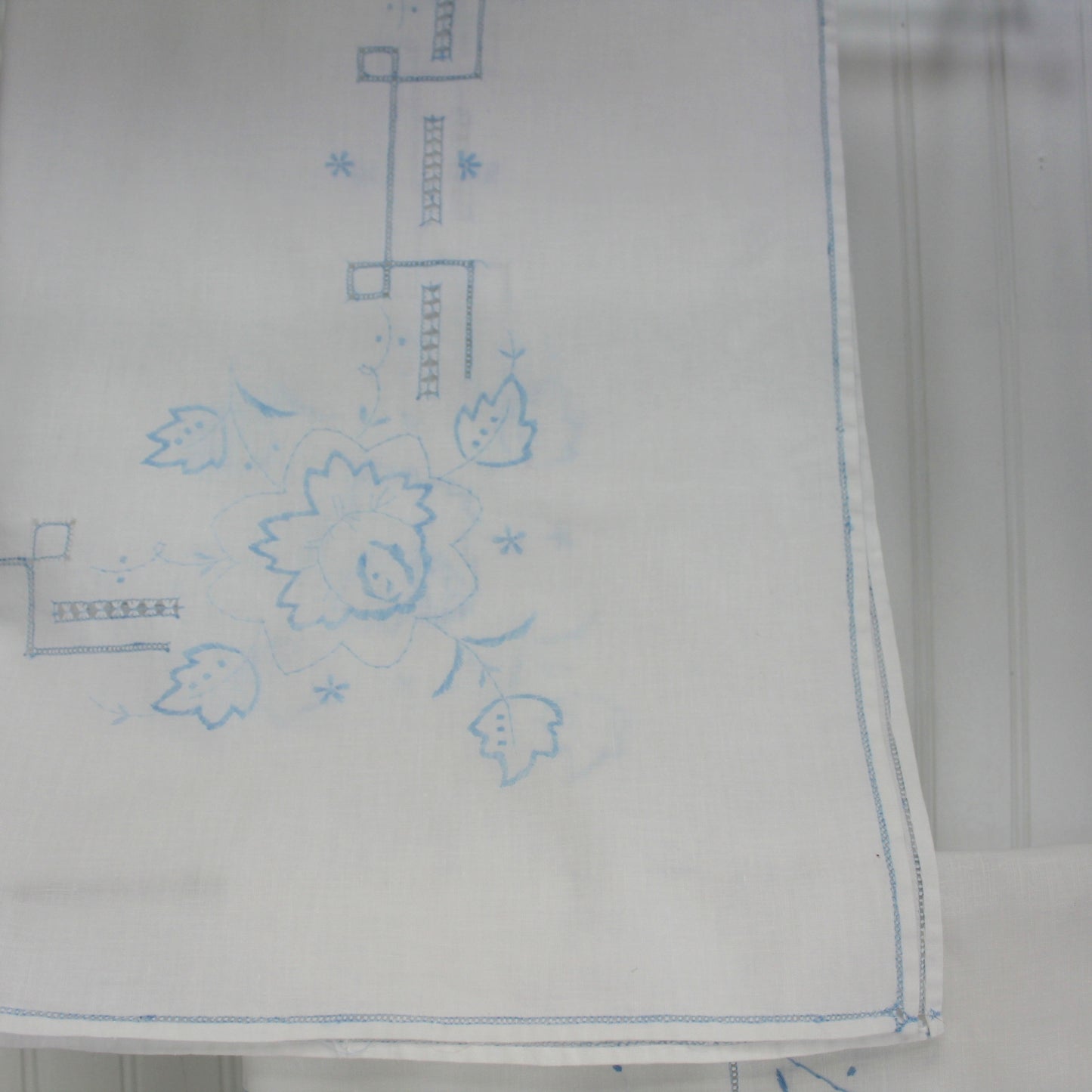 Small Blue White 2 Table Cloths Matching Napkins Mid Century Classic Design closeup 2nd small cloth