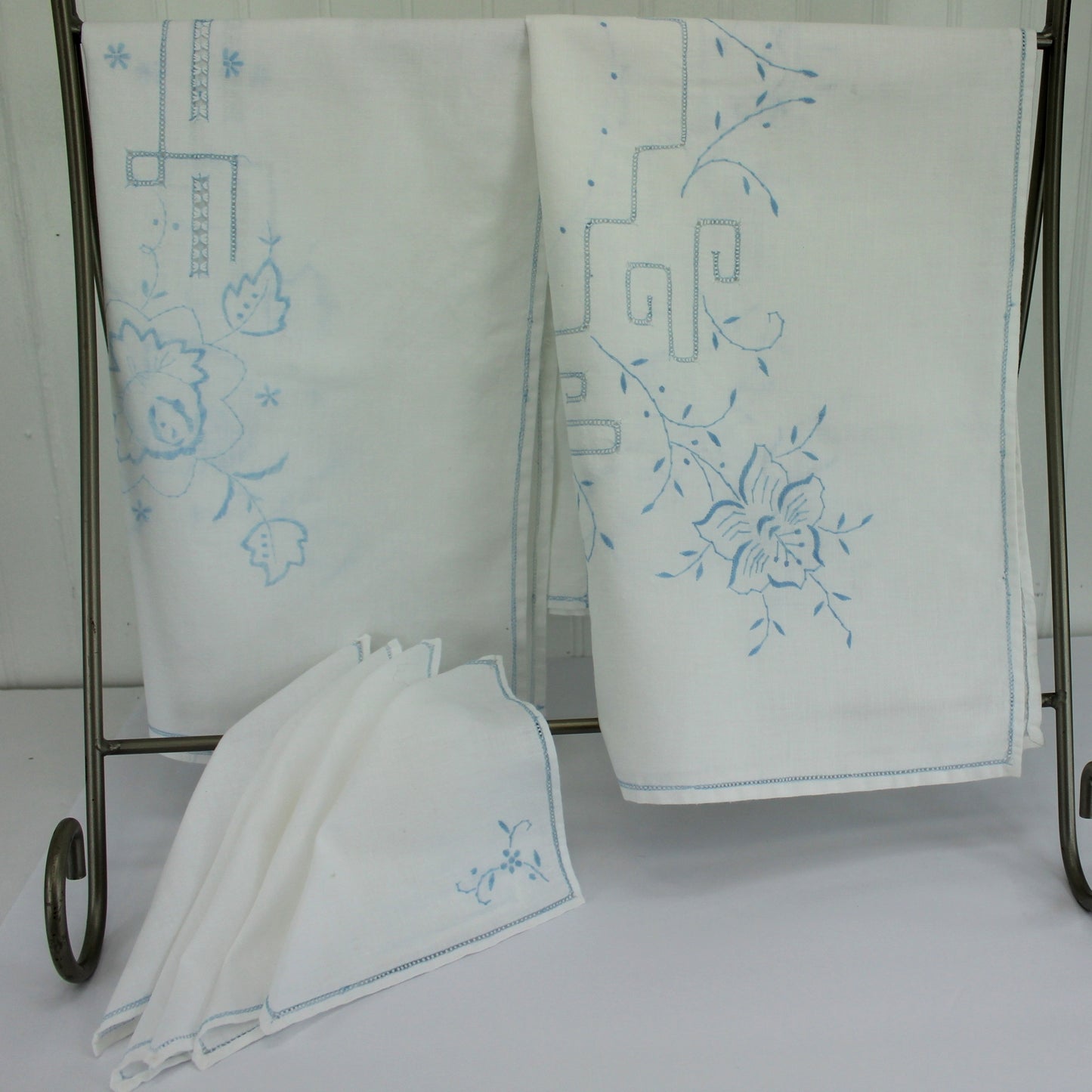 Small Blue White 2 Table Cloths Matching Napkins Mid Century Classic Design