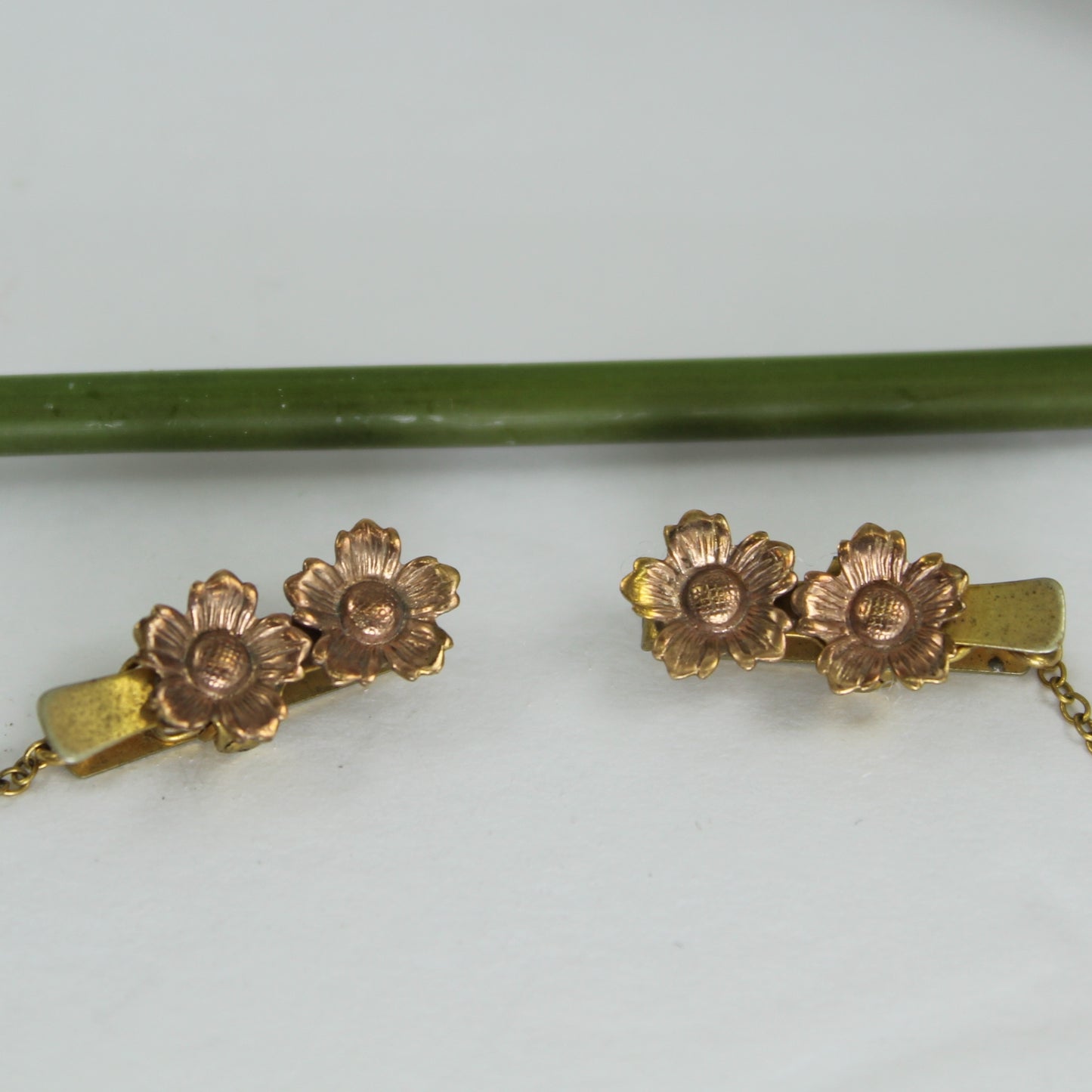 Baby Infant Bib Clip Mark LS 120 10K 2 Clips Flowers Chain Holder flowers front 1/20 10K