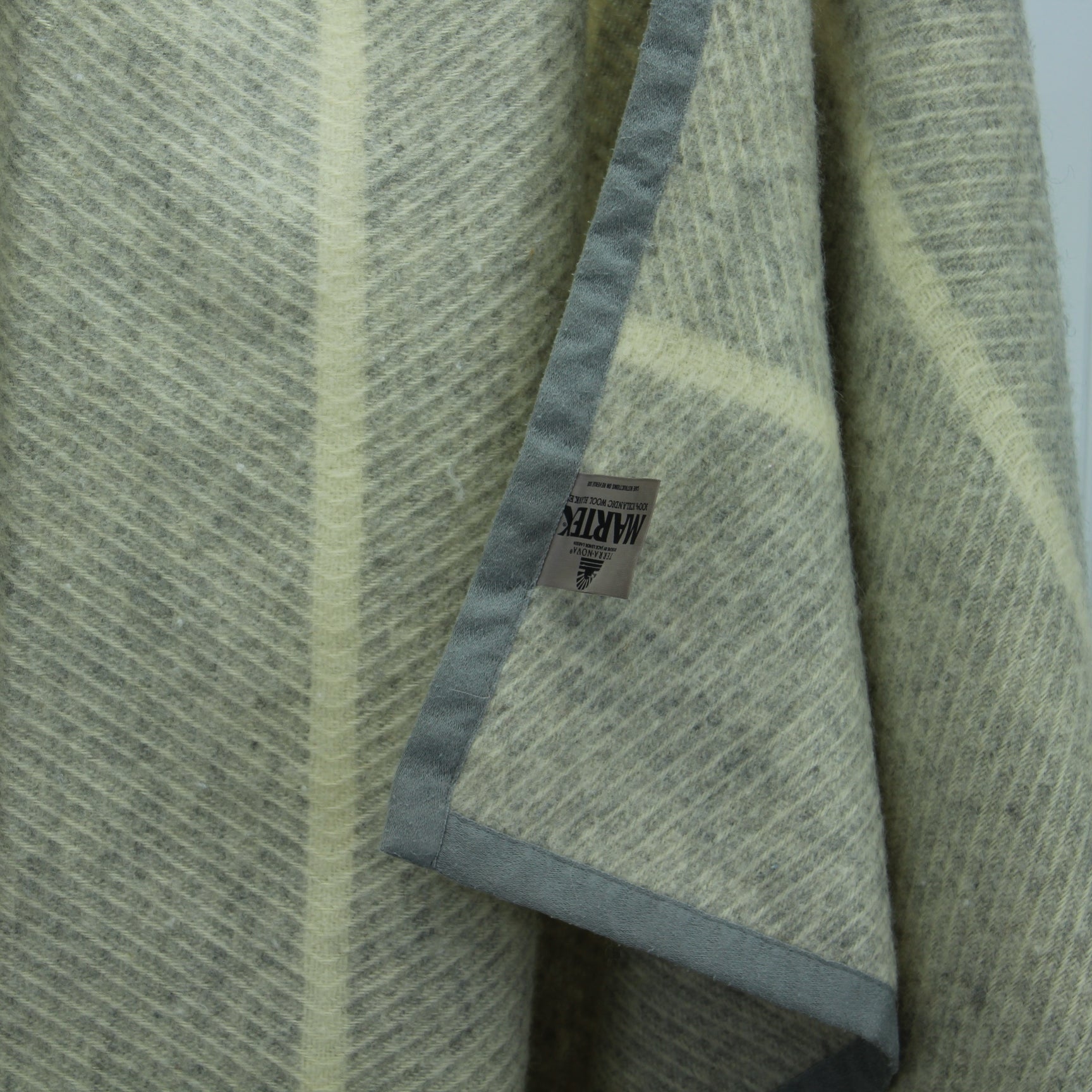 Jack Lenor Larsen Icelandic Wool Blanket Martex Terra Nova Collection 1985 Luscious shows reverse of blanket