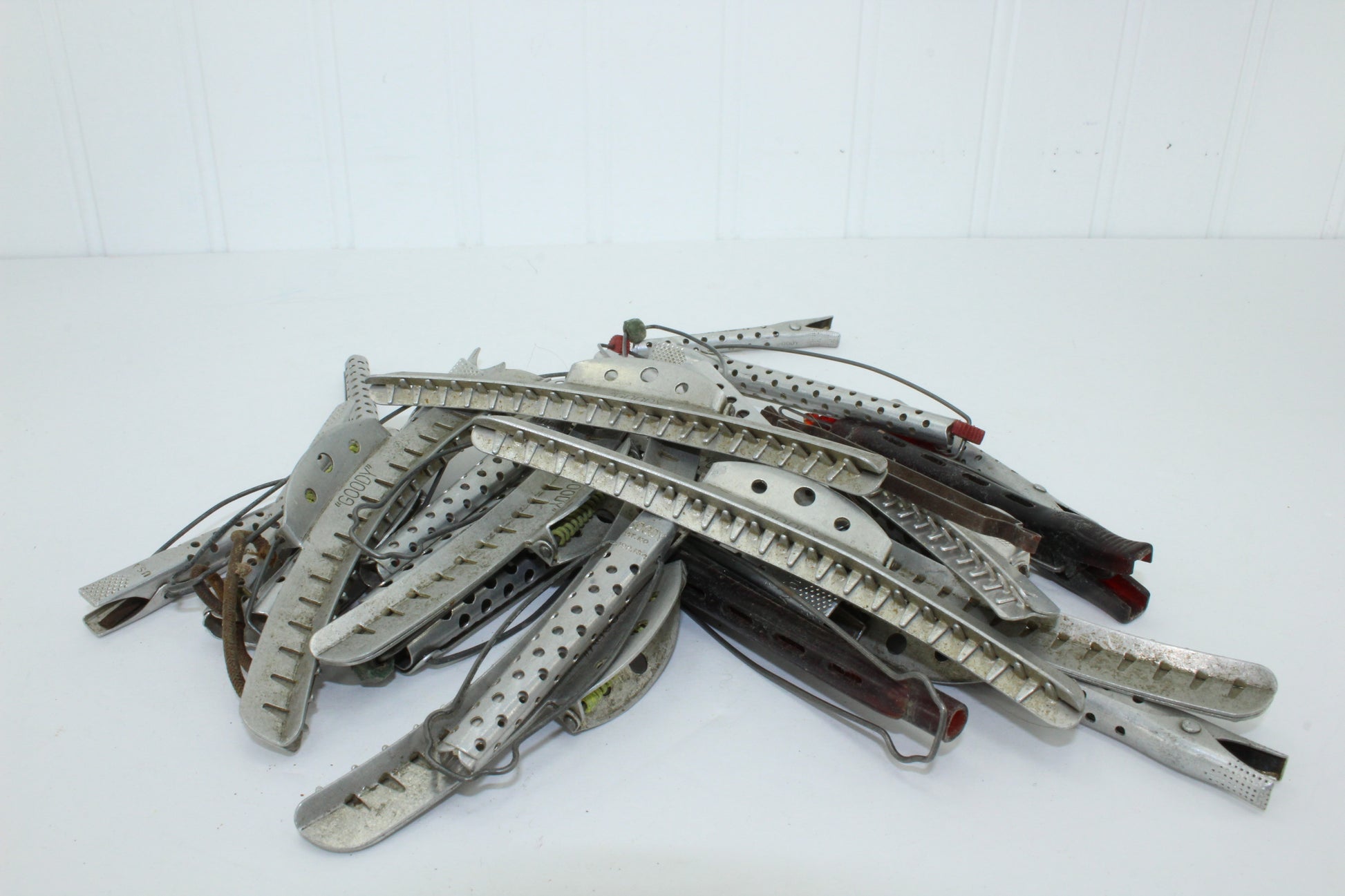 Vintage Lot 30 Goody Metal Hair Clips Curlers Mid Century good tight clips
