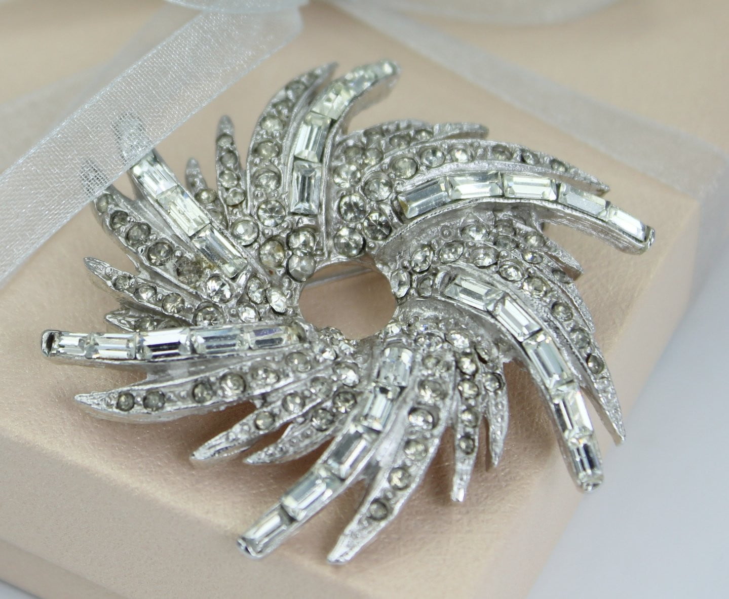 PELL Rhinestone Pin Brilliant Large Star in Flight Baguettes Roounds 2 1/4" vintage