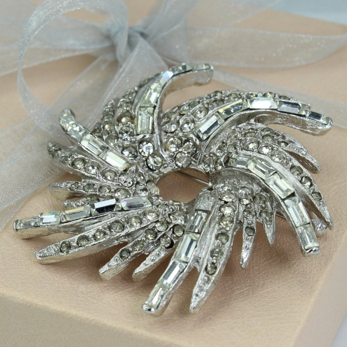 PELL Rhinestone Pin Brilliant Large Star in Flight Baguettes Roounds 2 1/4"