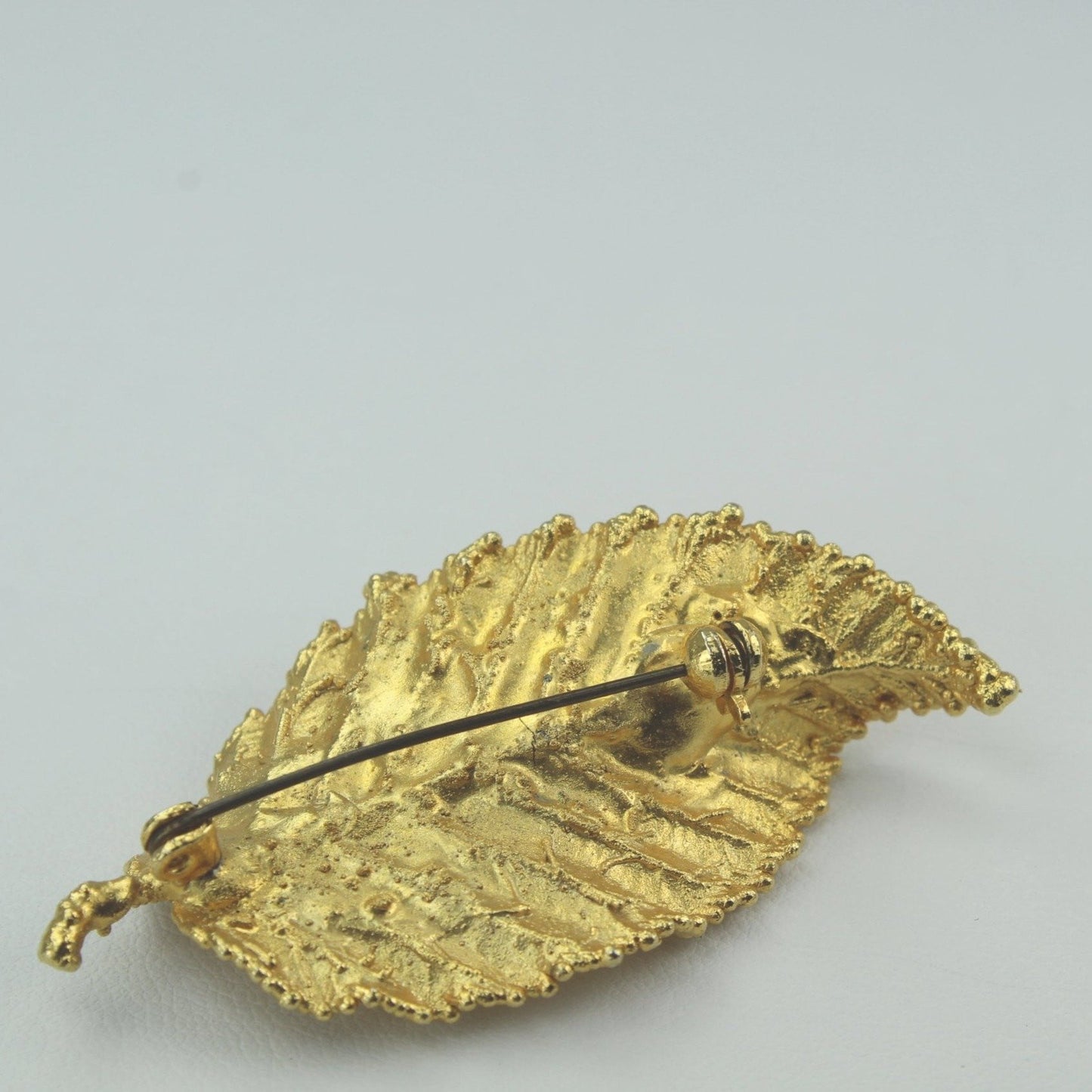 Natural Leaf Pin Gold Preserved Curved Dimensional all season wear