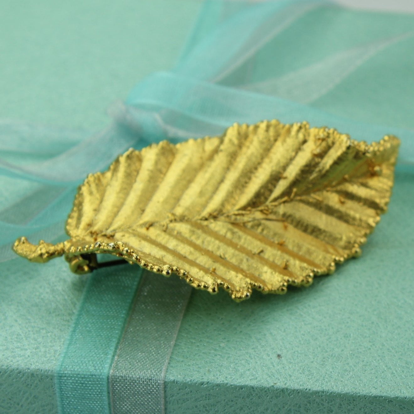 Natural Leaf Pin Gold Preserved Curved Dimensional