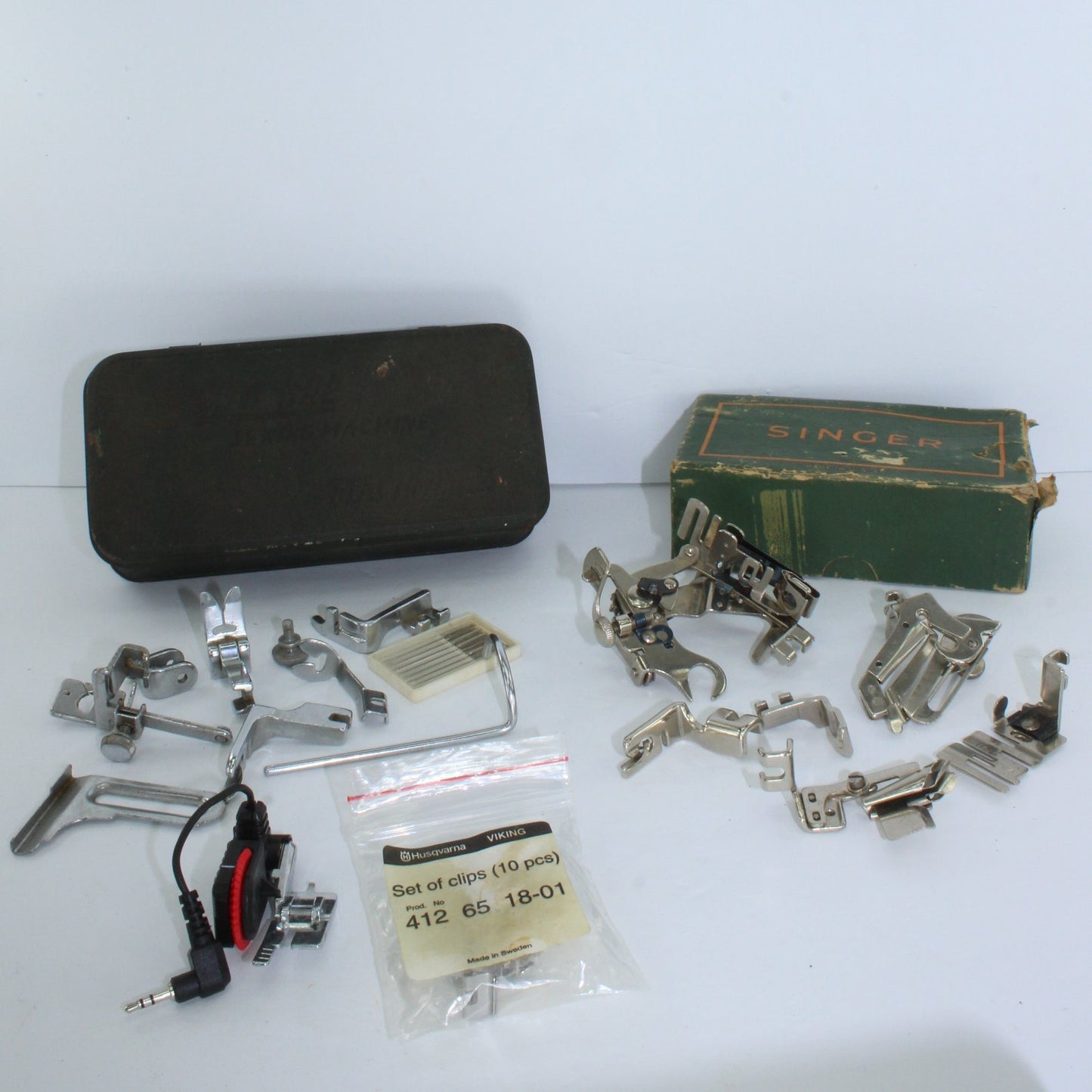 Huge Lot Vintage Sewing Machine Attachments Bobbins Singer Simanco Greist Husqvarna photo 2 incl 90 feet