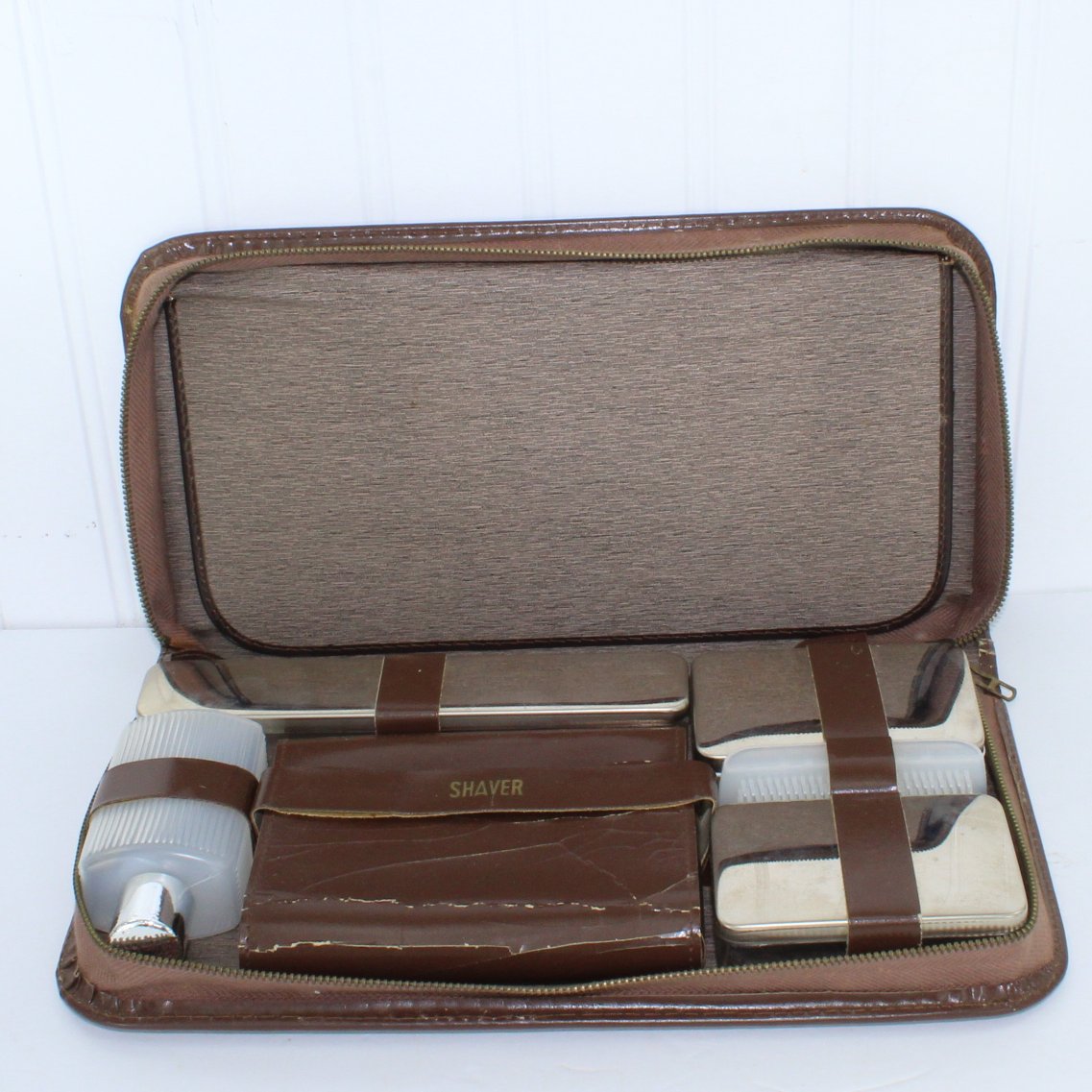 Gentleman's Leather Travel Kit Western Germany Handsome Outfitted Case all the accessories