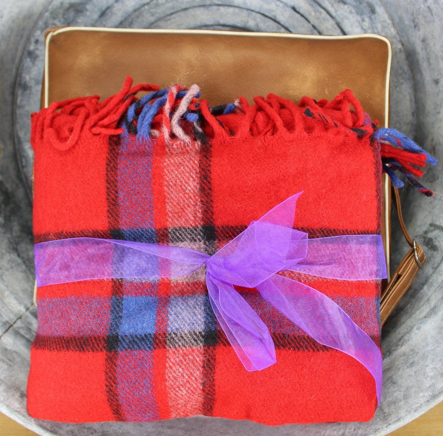 fabulous faribo stadium blanket in faux leather carrier best one I've seen excellent