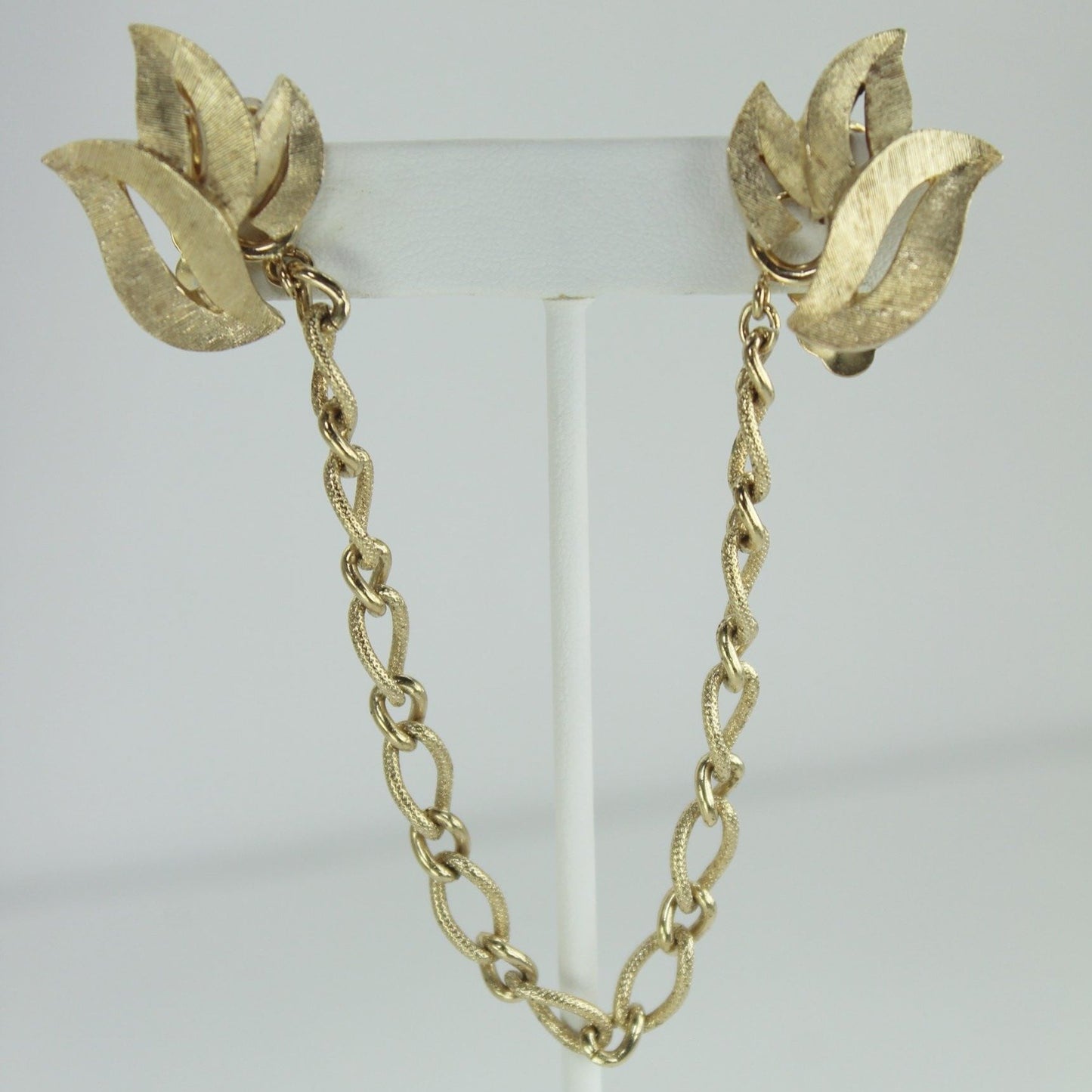 Vintage CROWN TRIFARI Sweater Guard Coat Clip Gold Leaves very good