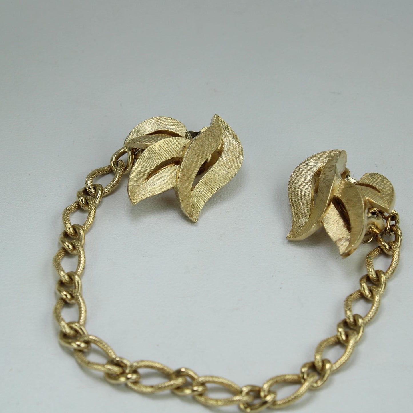 Vintage CROWN TRIFARI Sweater Guard Coat Clip Gold Leaves chain