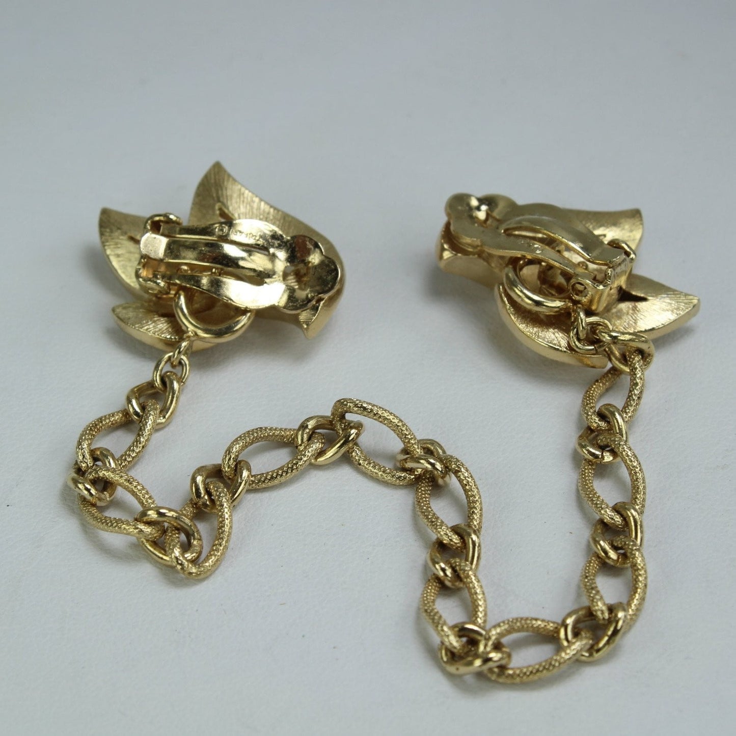 Vintage CROWN TRIFARI Sweater Guard Coat Clip Gold Leaves bright finish