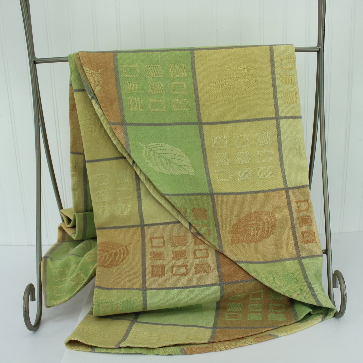 Round 64" Tablecloth Home Wear Linens 'N Things Unusual Colors Salmon Green