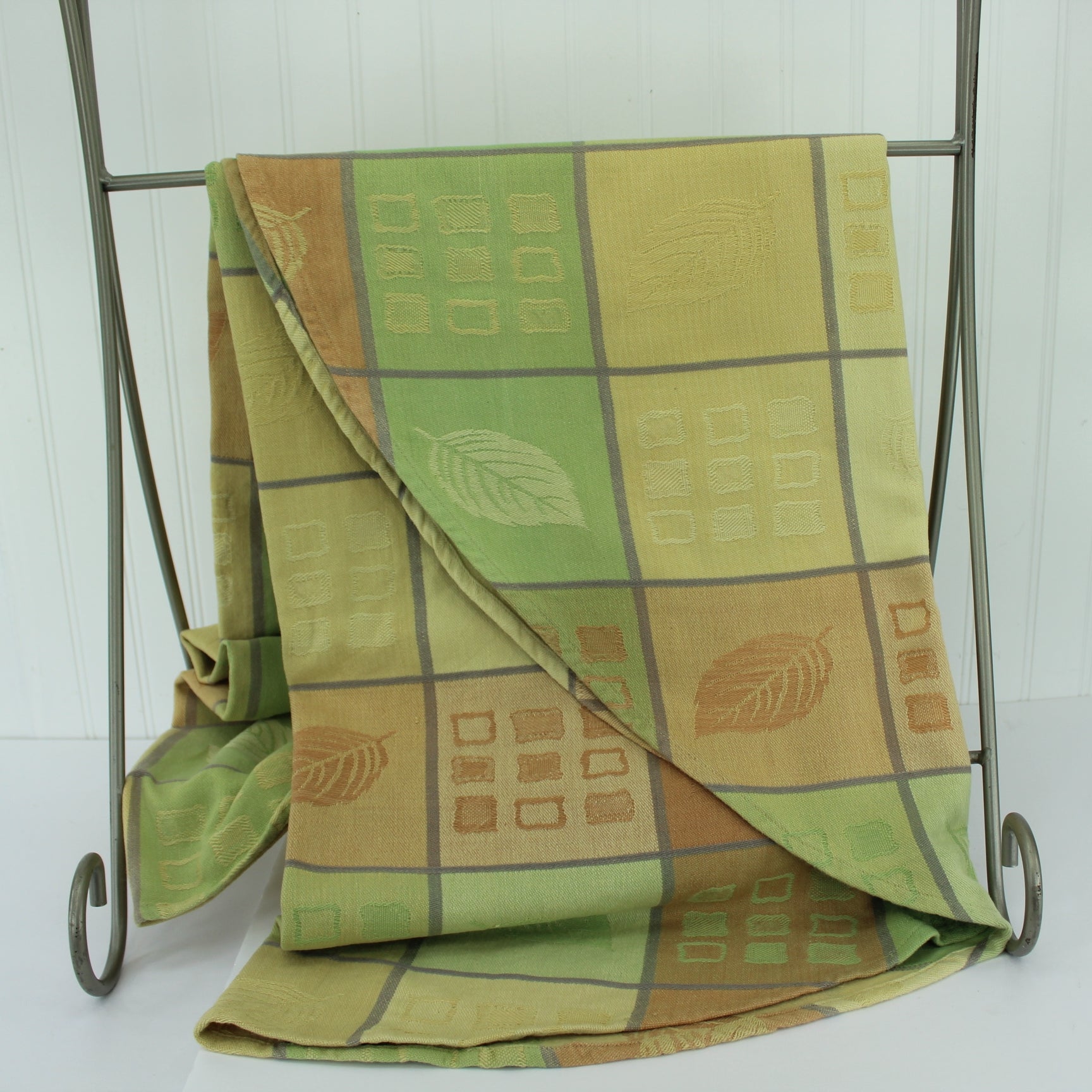 Round 64" Tablecloth Home Wear Linens 'N Things Unusual Colors Salmon Green