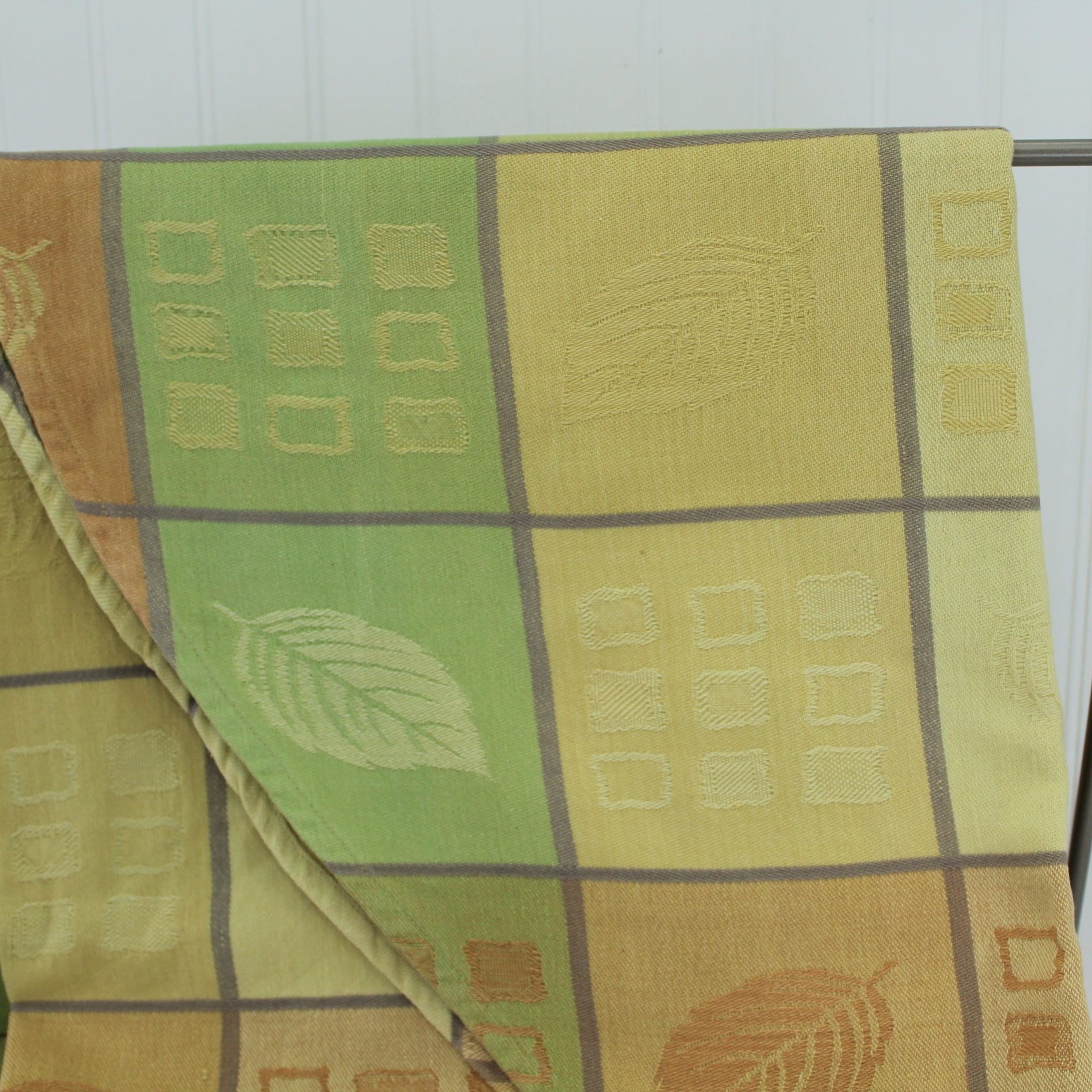 Round 64" Tablecloth Home Wear Linens 'N Things Unusual Colors Salmon Green EZ care launders well