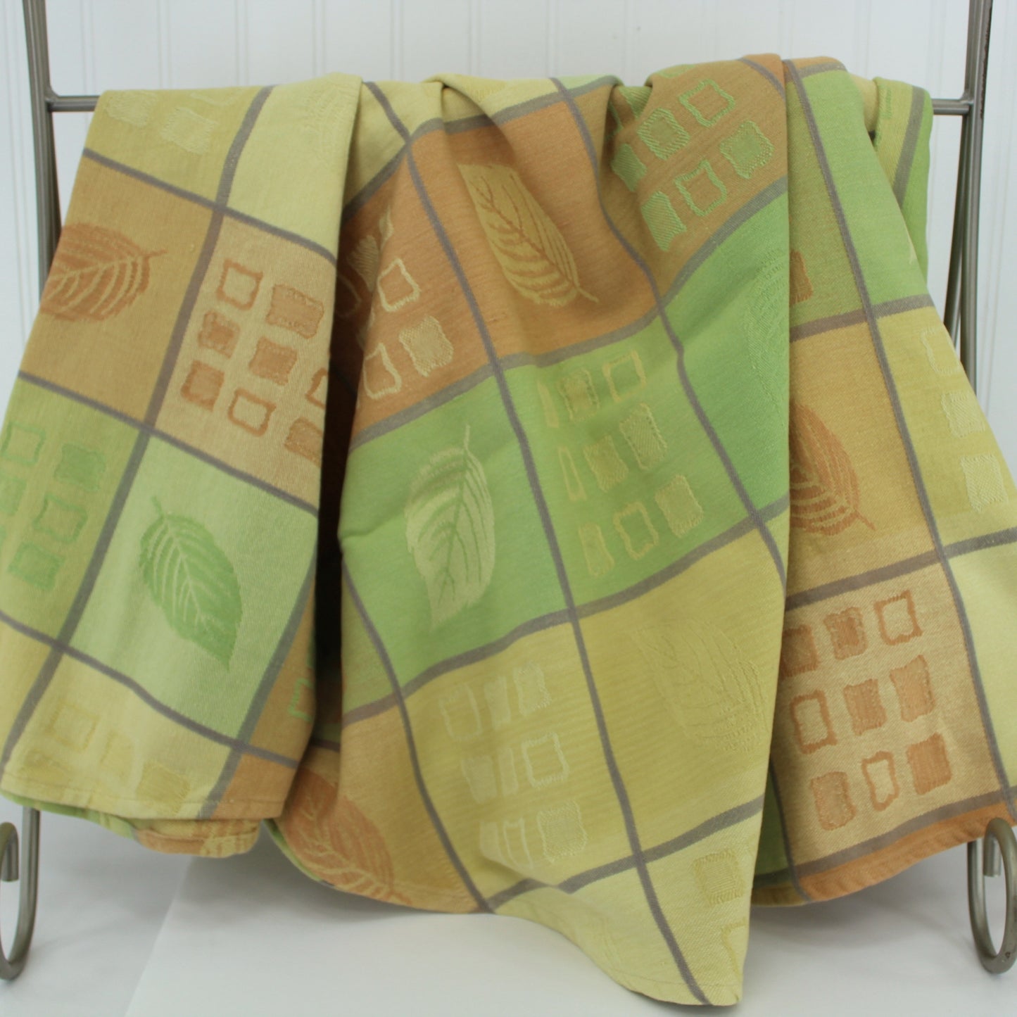 Round 64" Tablecloth Home Wear Linens 'N Things Unusual Colors Salmon Green geometric leaves design