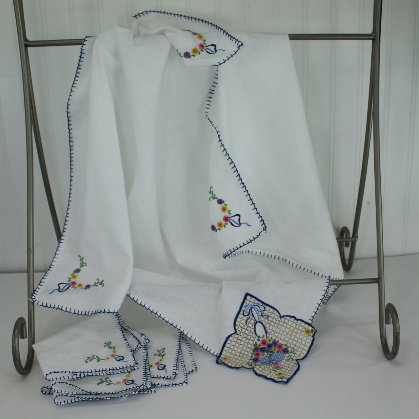 Small Tablecloth 4 Napkins Beautifully Embroidered Unique Flower Basket Corner elegant luncheon