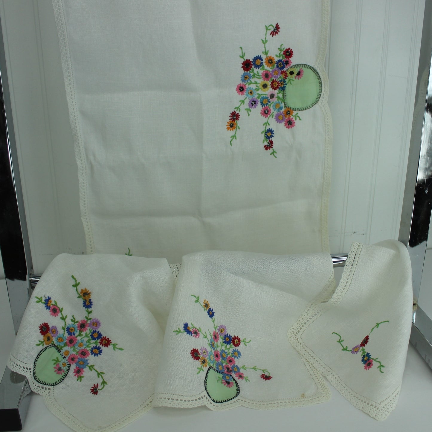 White Linen 4 Pieces Table Dresser Decor Runner Doilies Embroidery Applique matching flowers embroidered