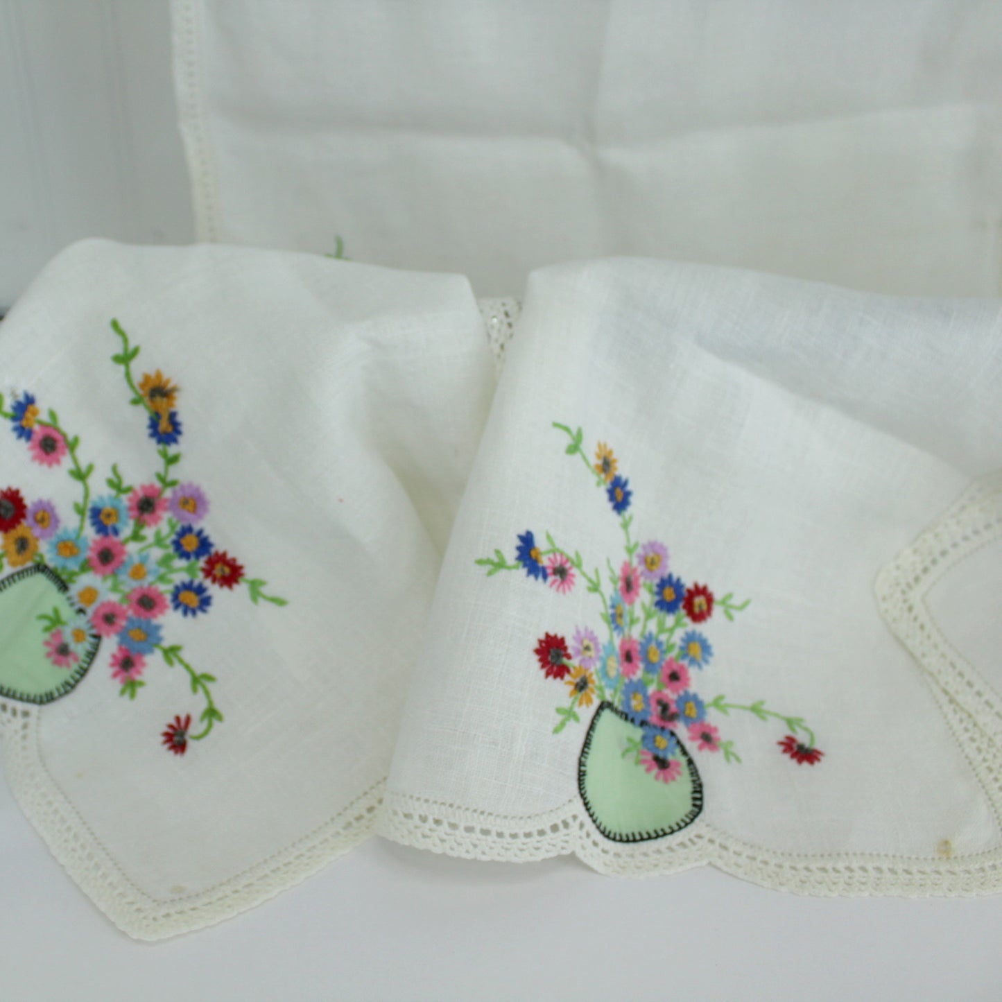 White Linen 4 Pieces Table Dresser Decor Runner Doilies Embroidery Applique closeup pix small flaw
