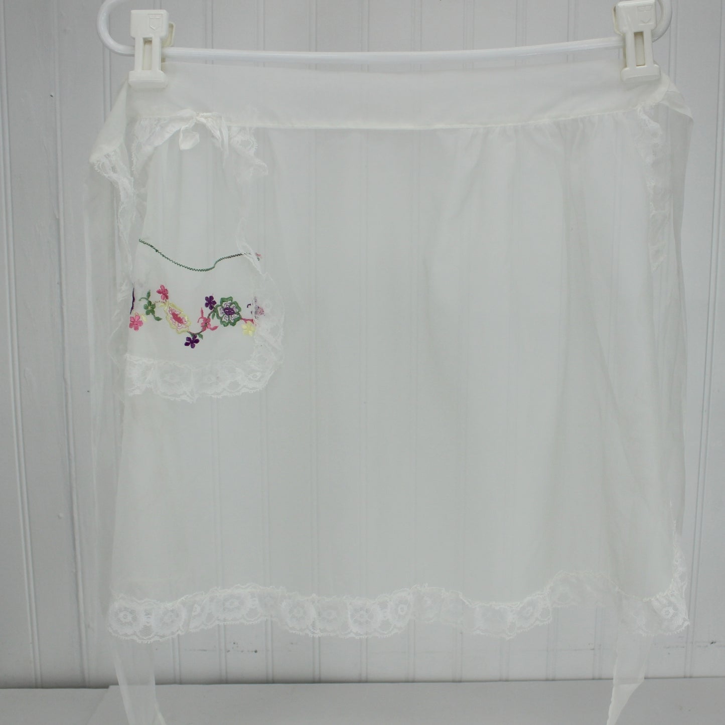 Fetching White Nylon Half Apron Embroidered Flower Pocket Mid Century lace trimmed
