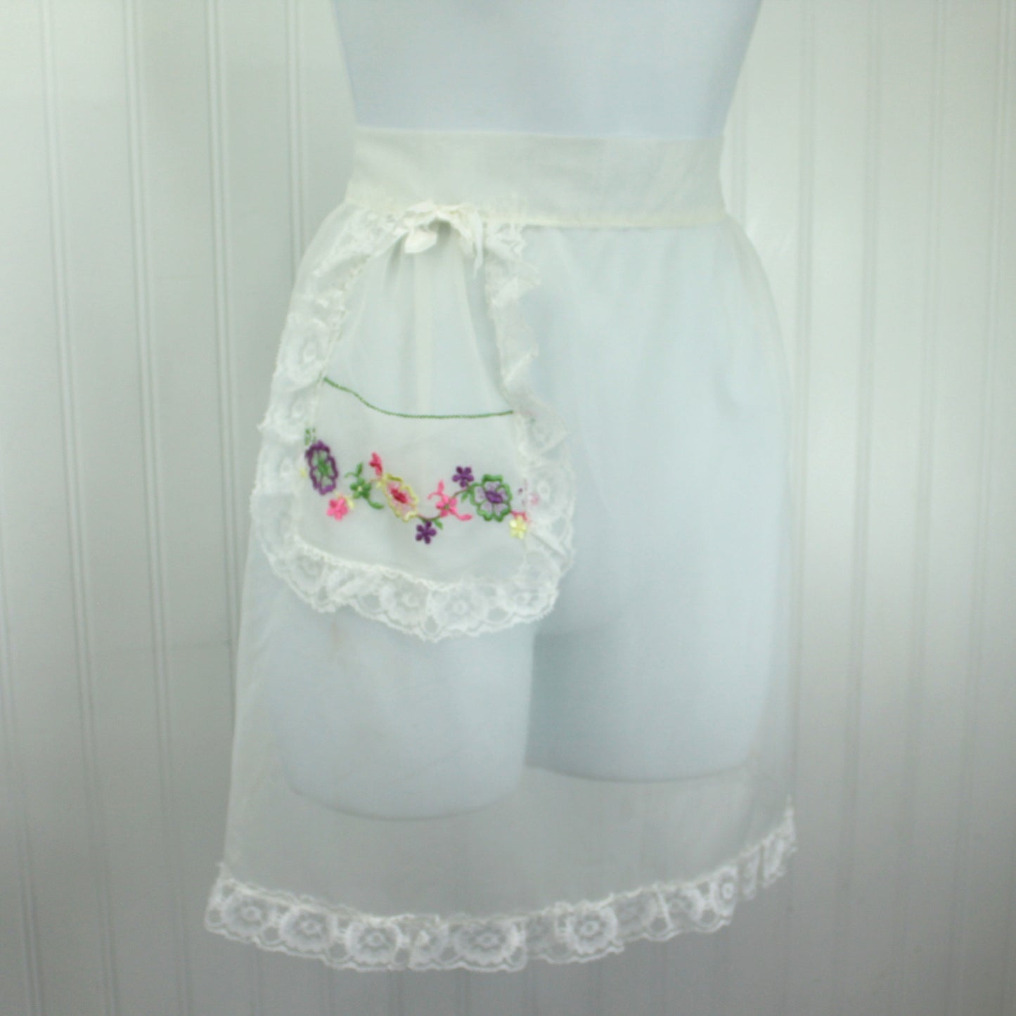 Fetching White Nylon Half Apron Embroidered Flower Pocket Mid Century