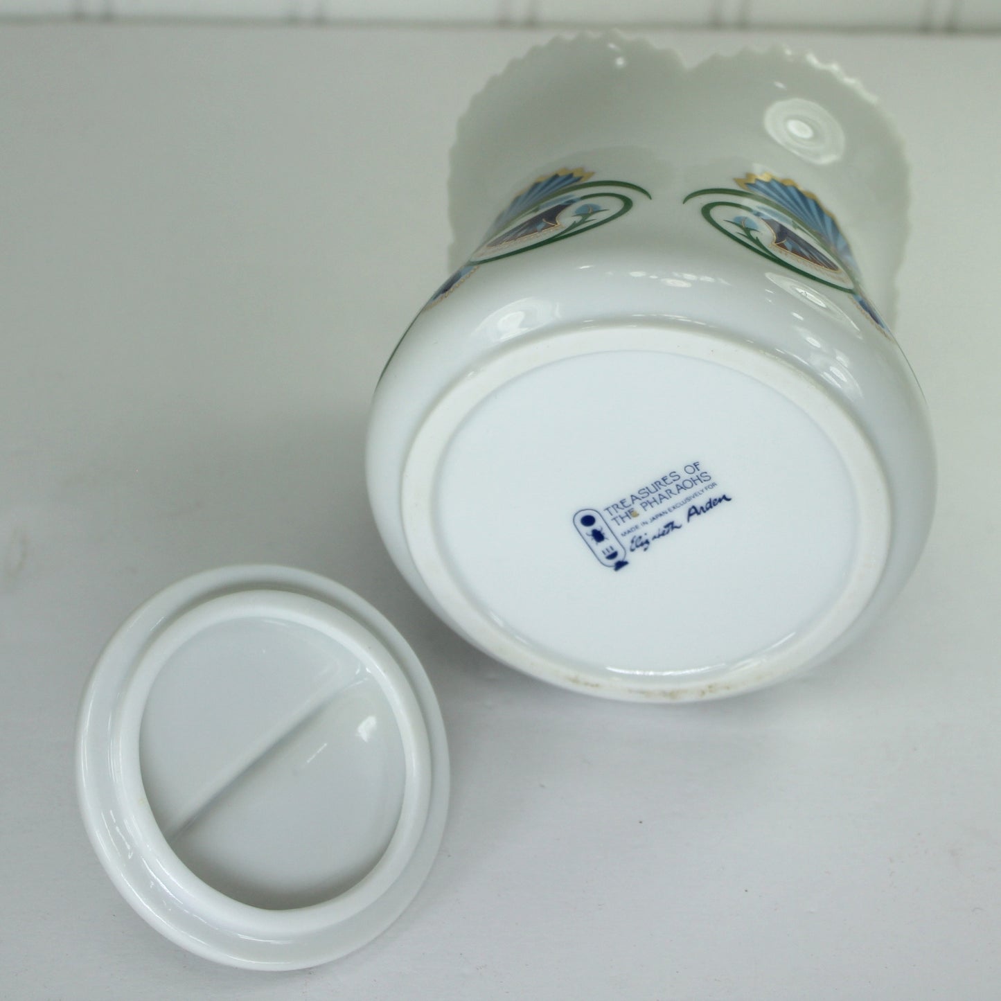 Eliz Arden 1982 Treasures of Pharaohs Eliz Arden Lidded Jar Egyptian Design bottom view