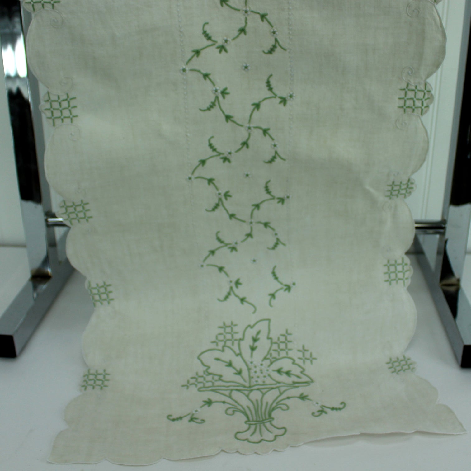 Lunch for 12 Natural Linen Table Runner 12 Place Mats Green Exquisite Embroidery closeup runner embroidery