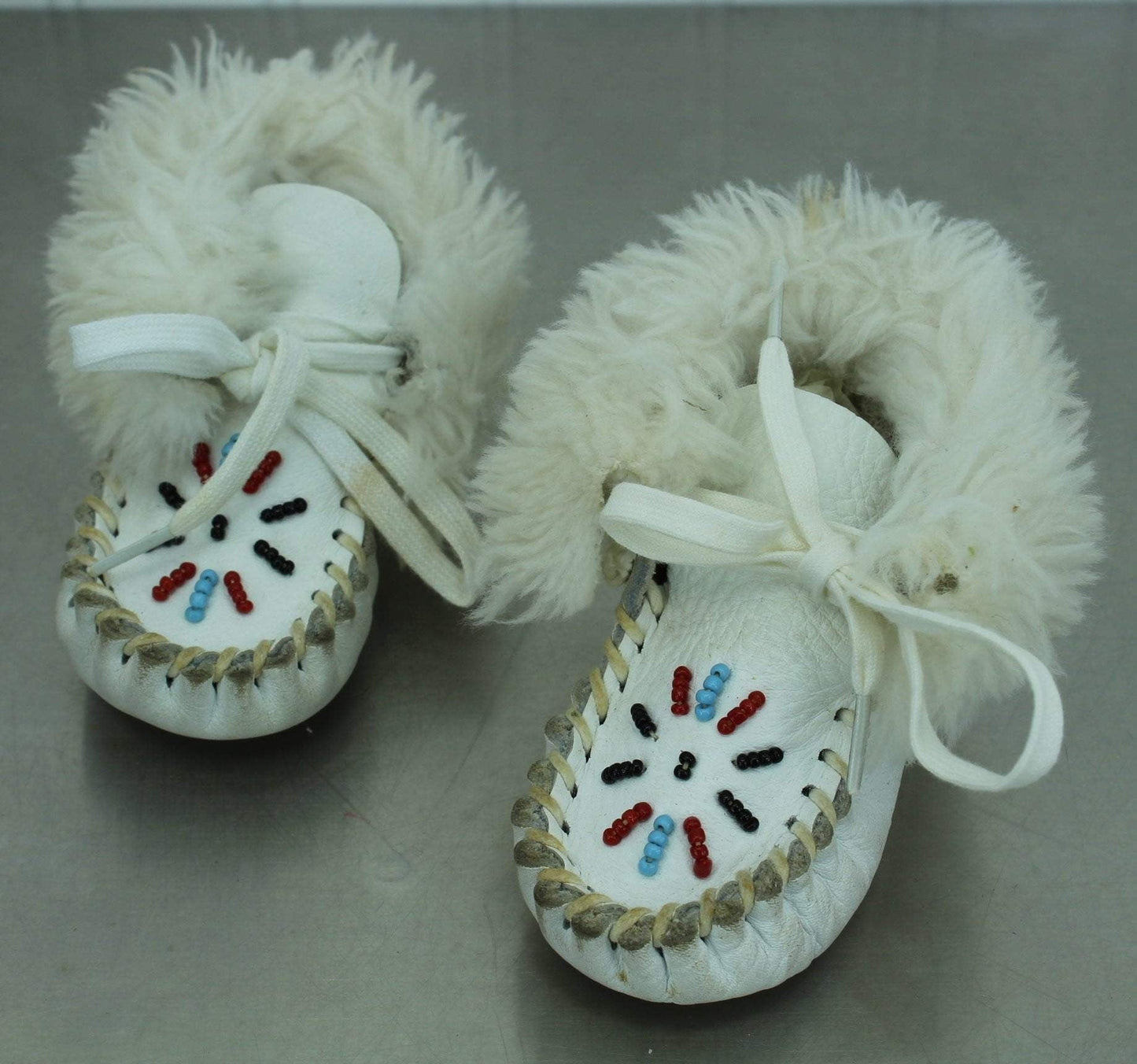 Minnetonka Vintage Infant Child Moccasins Fur Beaded Deerskin Leather Shoes 4 1/4" Sole red blue green beaded