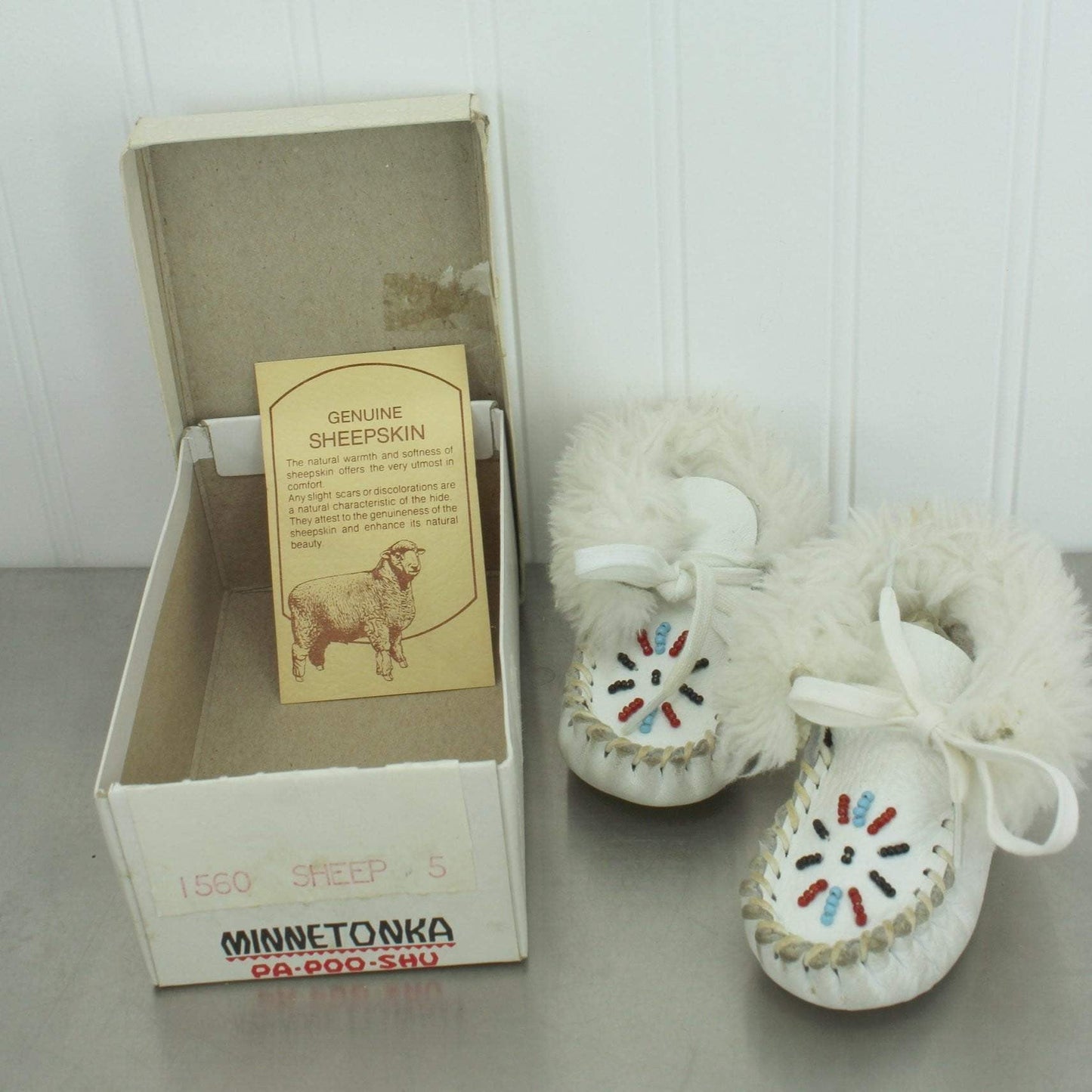 Minnetonka Vintage Infant Child Moccasins Fur Beaded Deerskin Leather Shoes 4 1/4" Sole older Minnetonka moccasins
