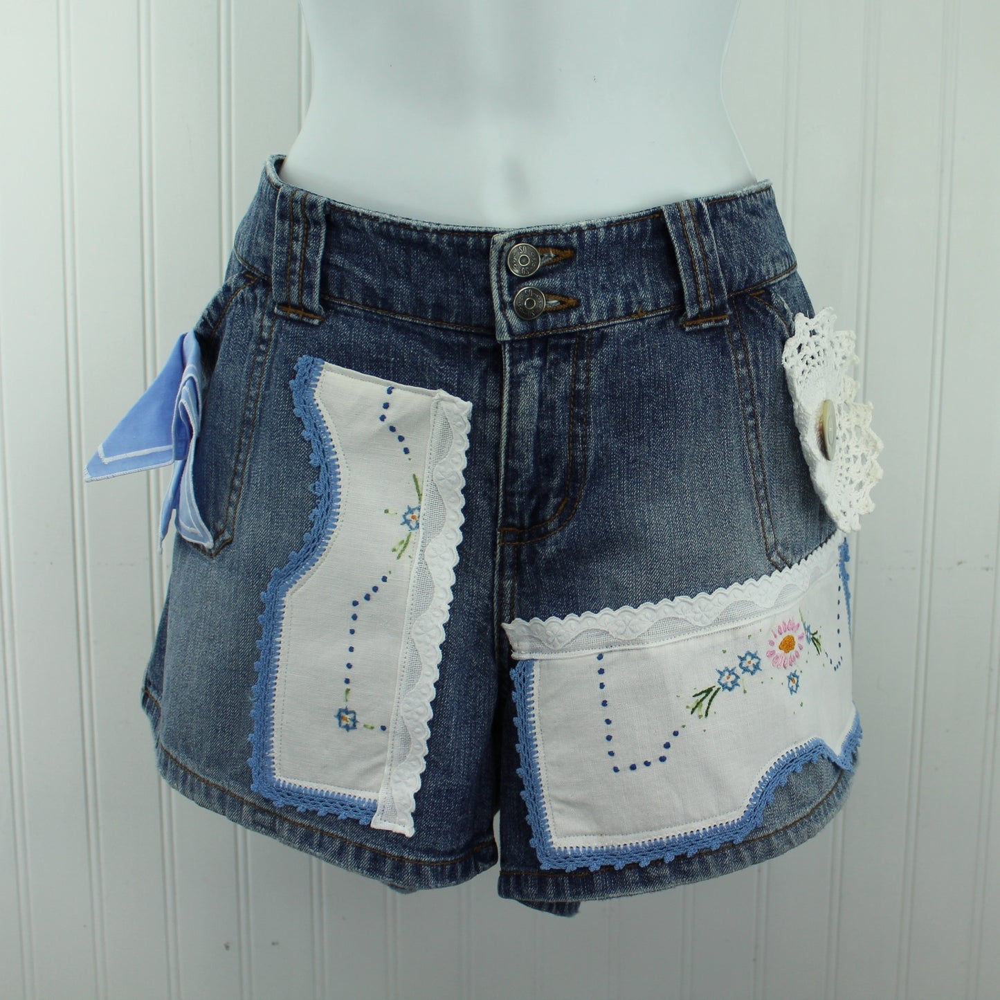 SO Denim Short Jeans 100% Cotton Patzi Design Embroidery Lace Size 15 mannequin view