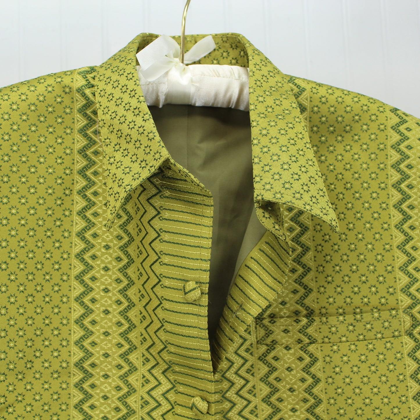 Mens Wedding Formal Jacket 1970s Green Brocade Hand Tailored Asian Style Half Sleeve close view of collar and coordinating fabrics