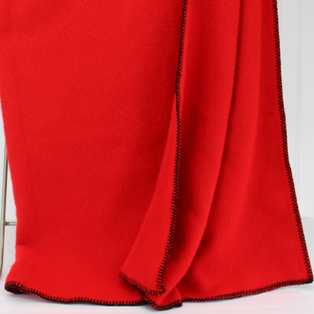 Faribo Fluff Loomed Throw Red With Black Blanket Stitch 45" X 58" USA Faribault MN closeup fabric and stitched edges