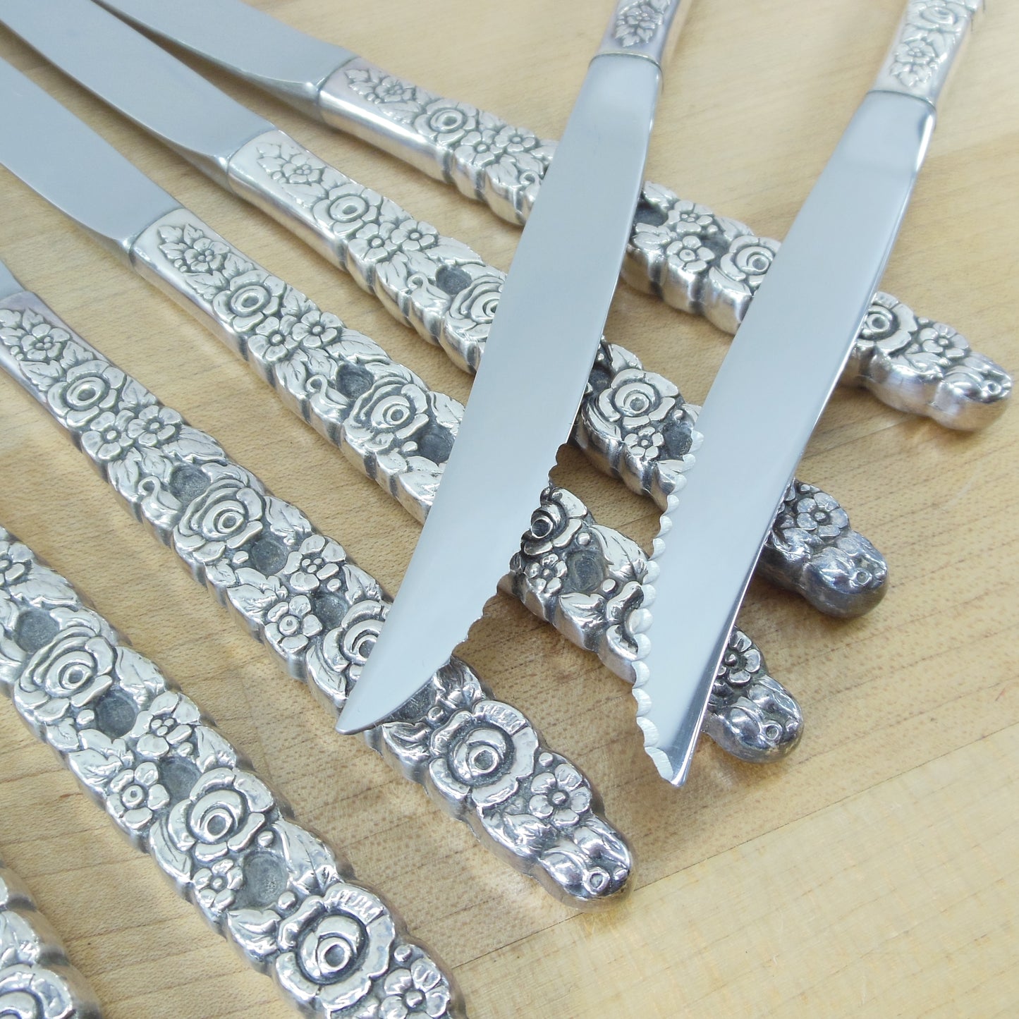 Oneida Community Silver Valentine 8 Set Steak Knives Stainless Silver Plate Vintage