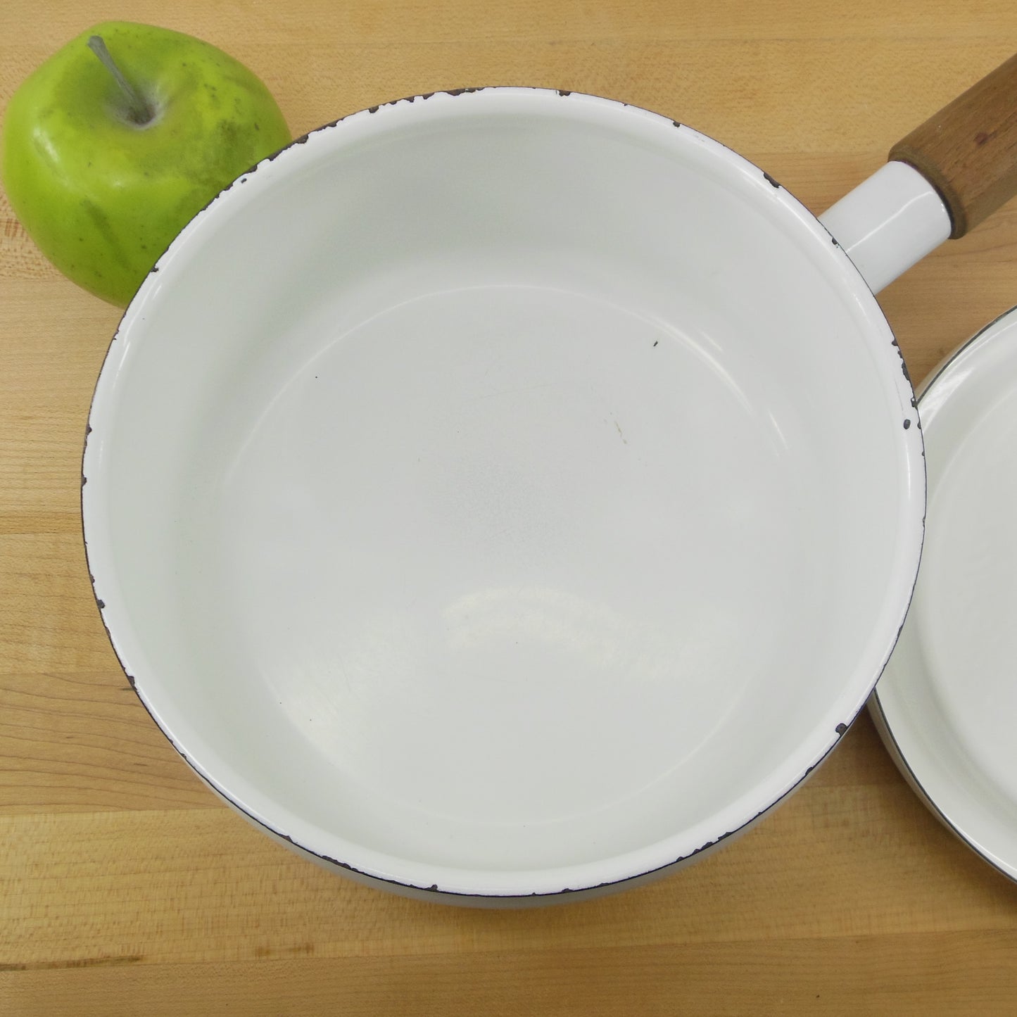 Arabia Finel Seppo Mallat White Enamelware 3 Quart Saucepan chips