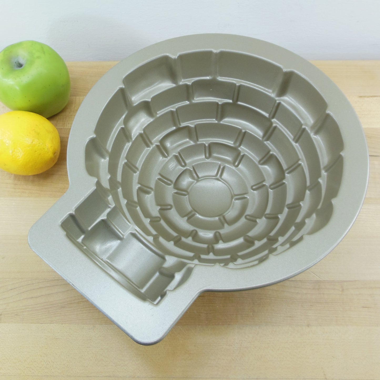 Williams Sonoma Nordic Ware USA Igloo Cake Pan Gold used
