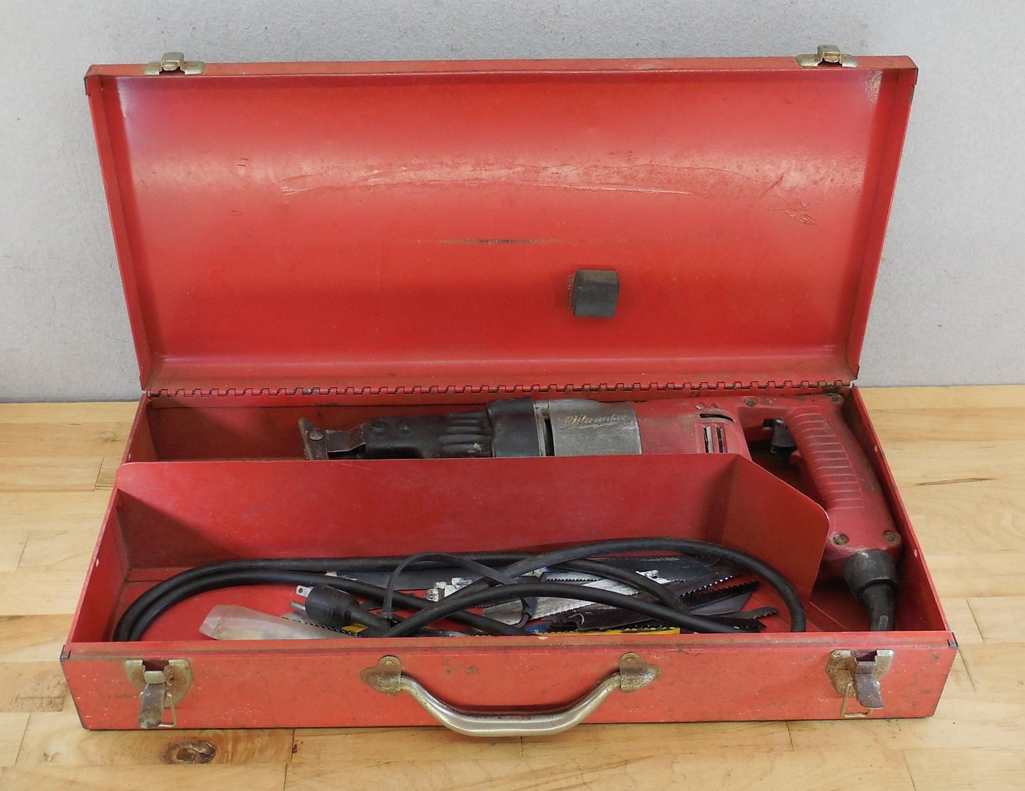 Vtg Milwaukee Sawzall Reciprocating Saw 6507 W/Steel Case Blades Works