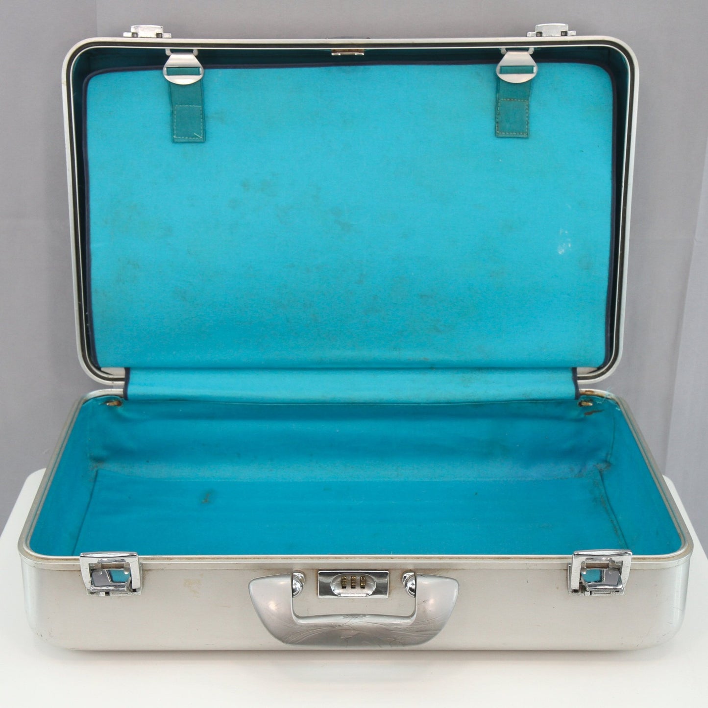 Vintage Halliburton Zero Small Suitcase Exterior approx. 21 x 13 7