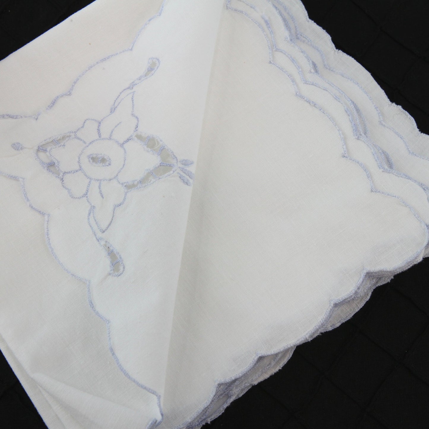 Set 8 White Linen Cloth Napkins Blue Design Corner Scallop Edge 16" Square
