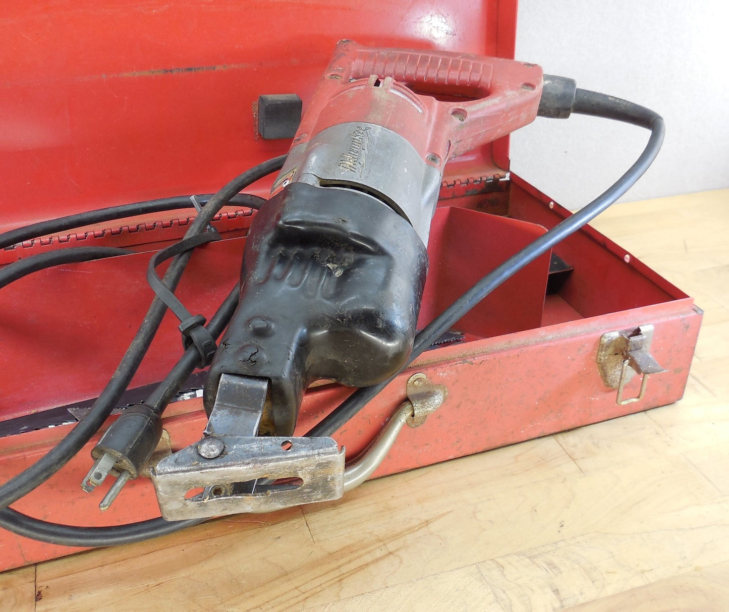 Vtg Milwaukee Sawzall Reciprocating Saw 6507 W/Steel Case Blades Works