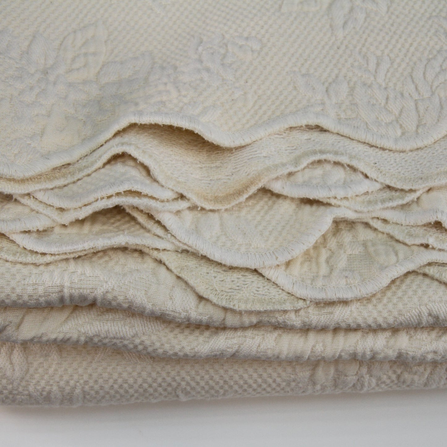 Unbranded Matelasse Cream Beige Bedspread Coverlet Scalloped Edges 92"W X 98"L