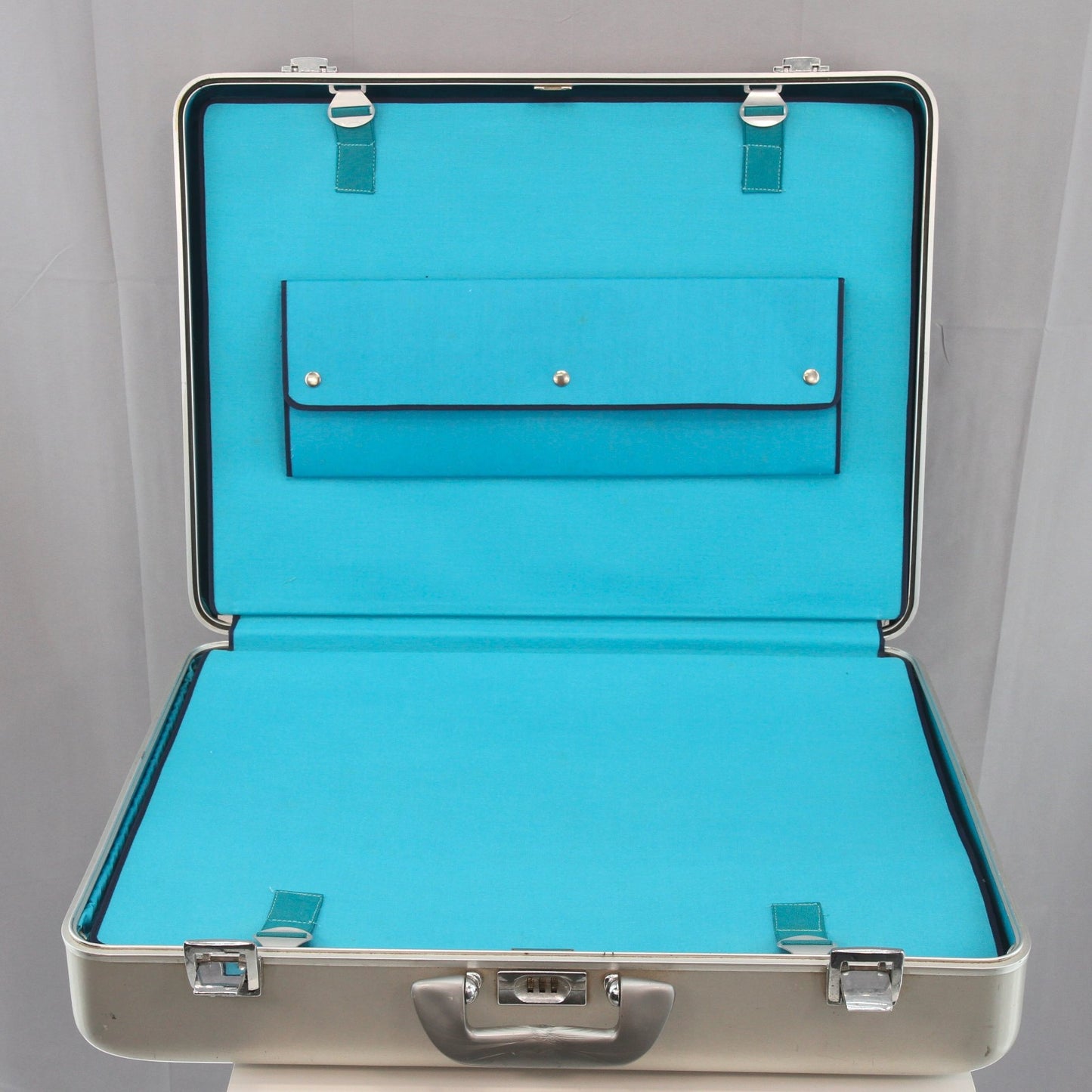 Vintage Zero Halliburton Aluminum Suitcase CLEAN Accessories 24" x 18" x 8"