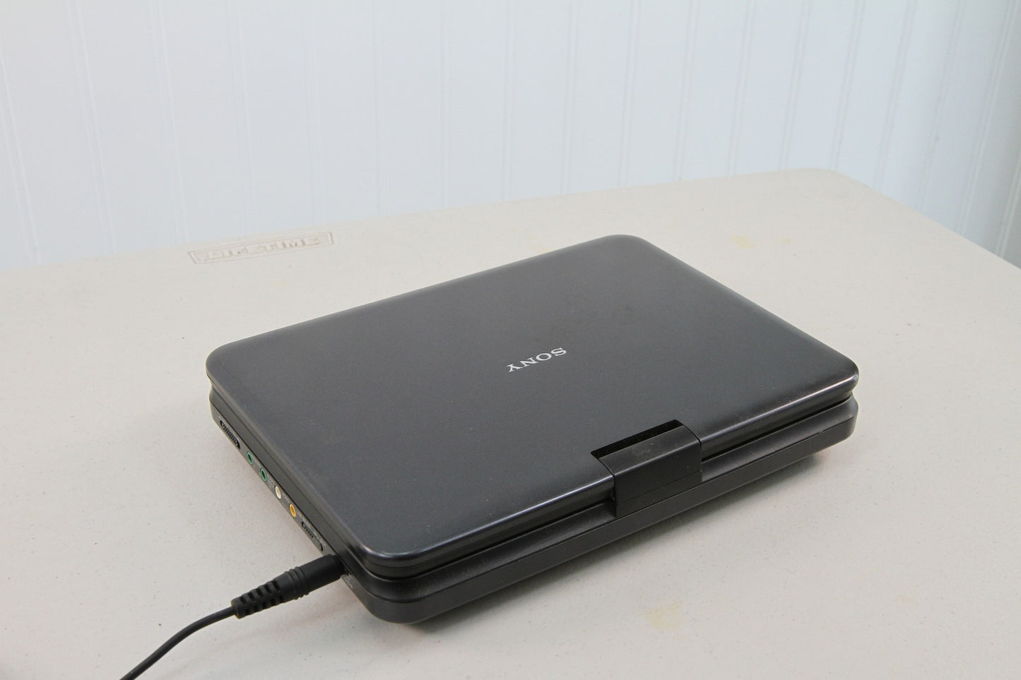Vintage Sony Portable CD DVD Player DVP-FX820 Battery & Charger