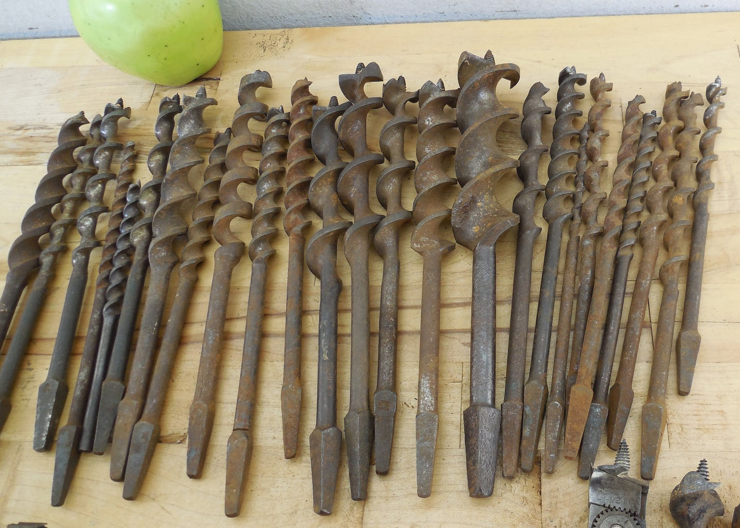 Mixed Maker 32 Lot Vtg. Auger Drill Bits Hole Saw Irwin Adjustable No. 22 MF 838