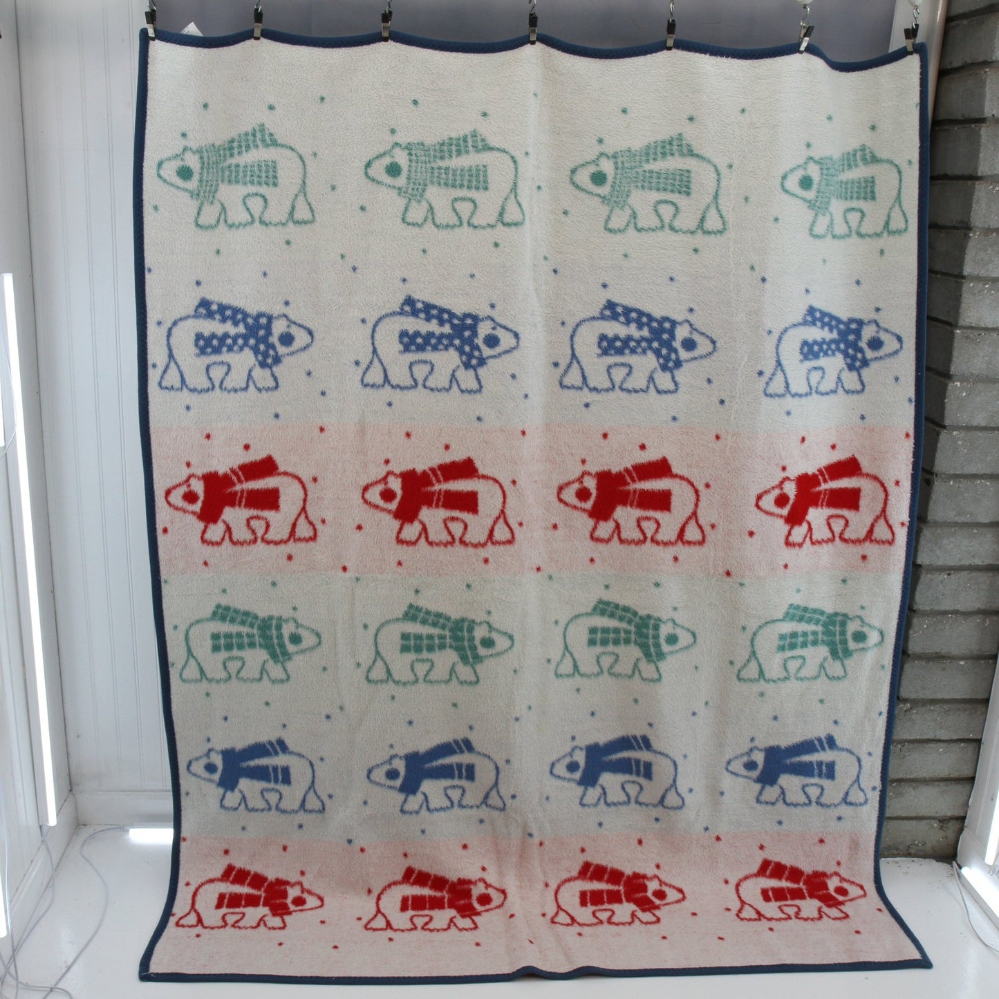 Vintage CrownCraft Yuteks Vukovar Acrylic Blanket Throw Polar Bears  60"W X 80"L