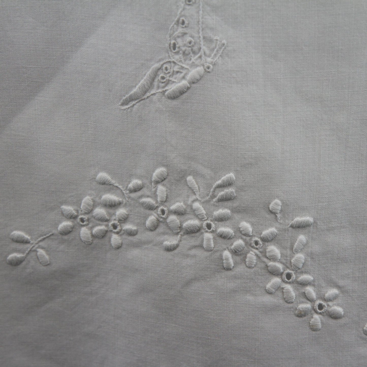 Pair Vintage Linen Table Runners Satin Stitch Baskets Butterflys Embroidered 42"